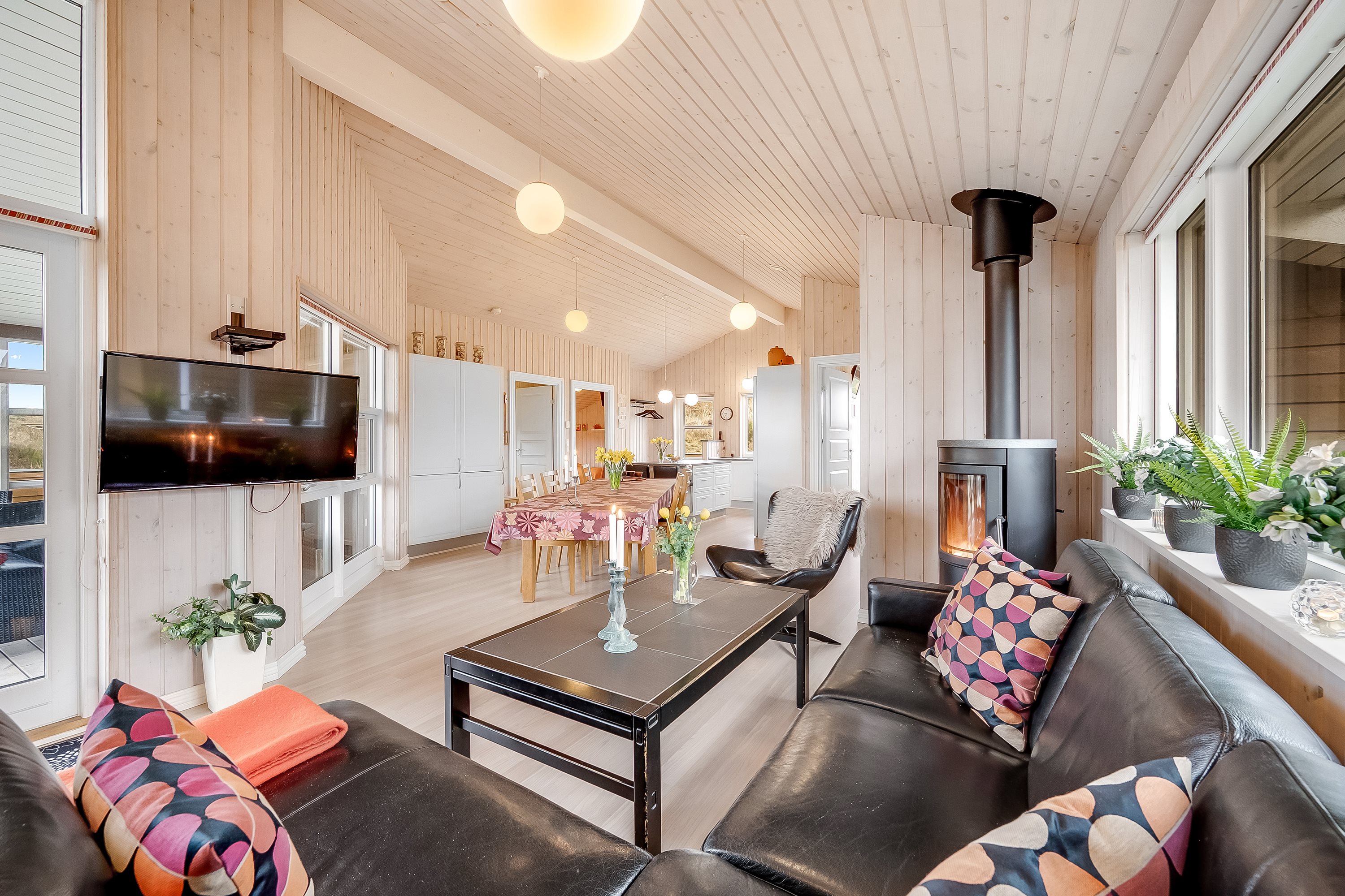 Fremhævet stue billede i fuldskærmstilstand. Billede af Fyrrenålevej 14, Henne Strand, 6854 Henne