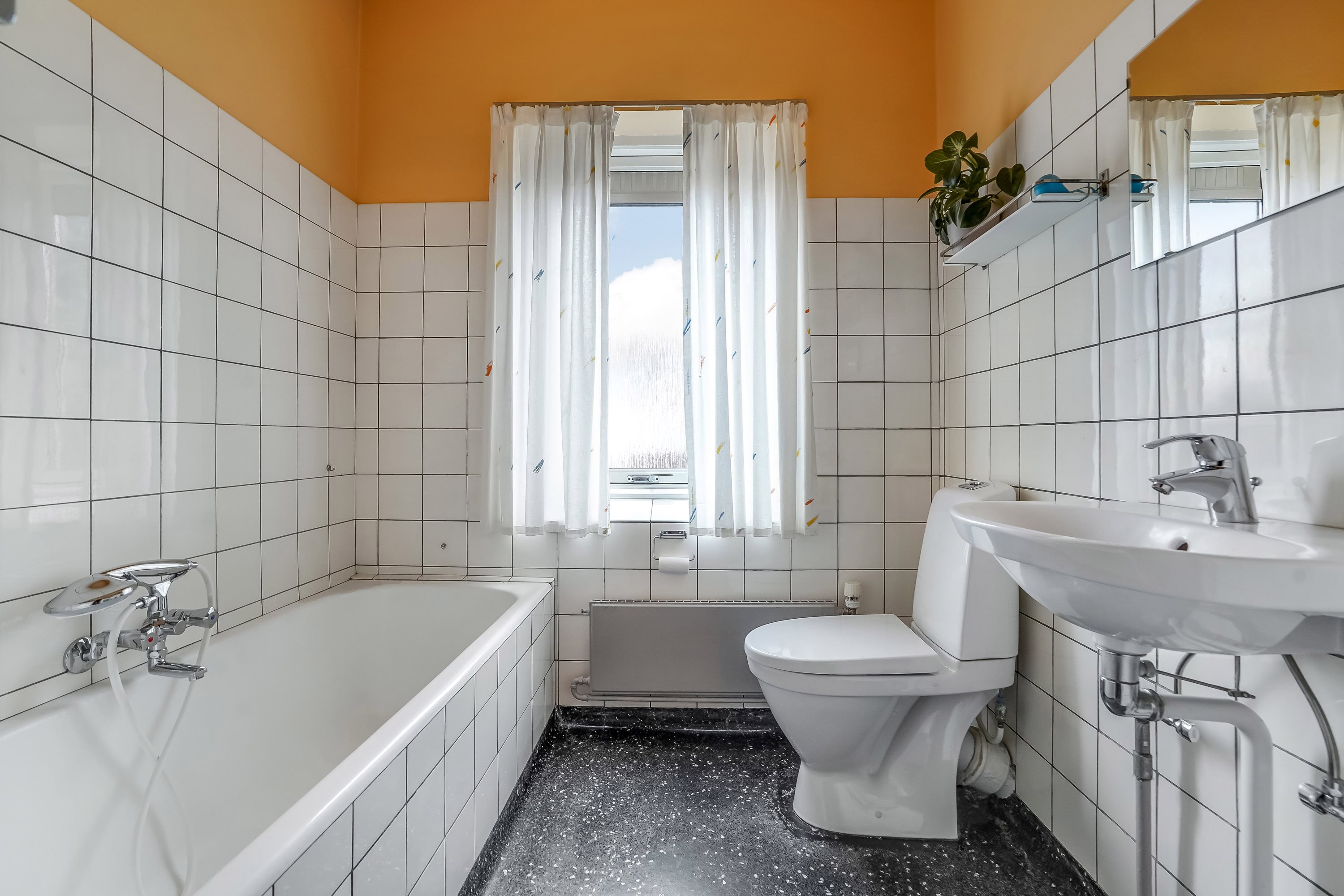 Fremhævet badeværelse billede i fuldskærmstilstand. Billede af Regner Lodbrogs Vej 6, Bolbro, 5200 Odense V