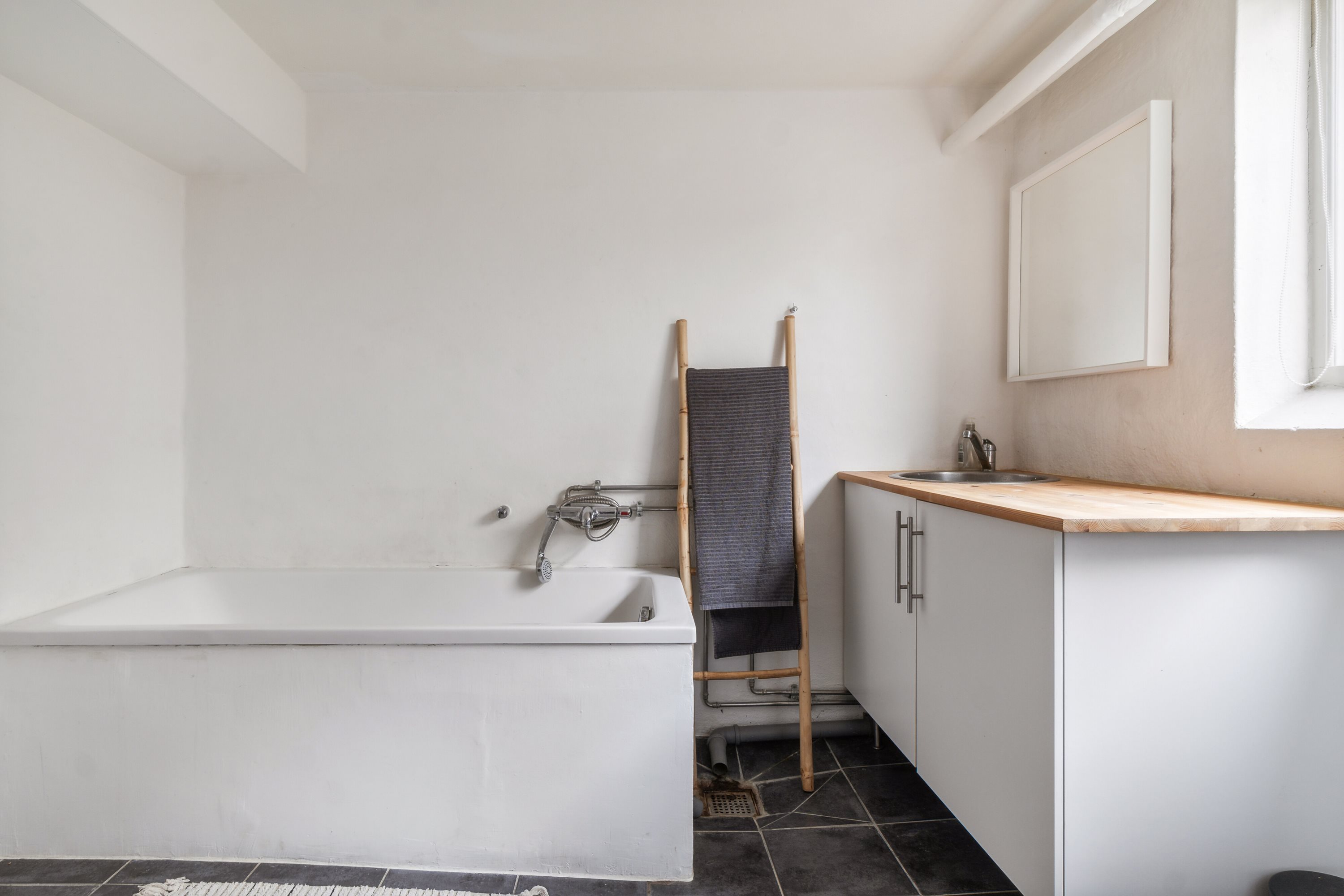 Fremhævet badeværelse billede i fuldskærmstilstand. Billede af Kongelysvej 16, 5000 Odense C