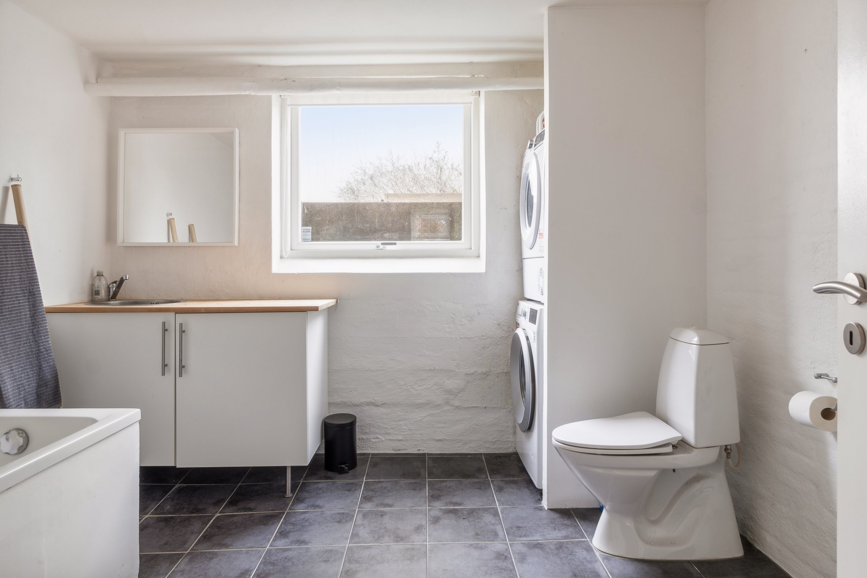 Fremhævet badeværelse billede i fuldskærmstilstand. Billede af Kongelysvej 16, 5000 Odense C