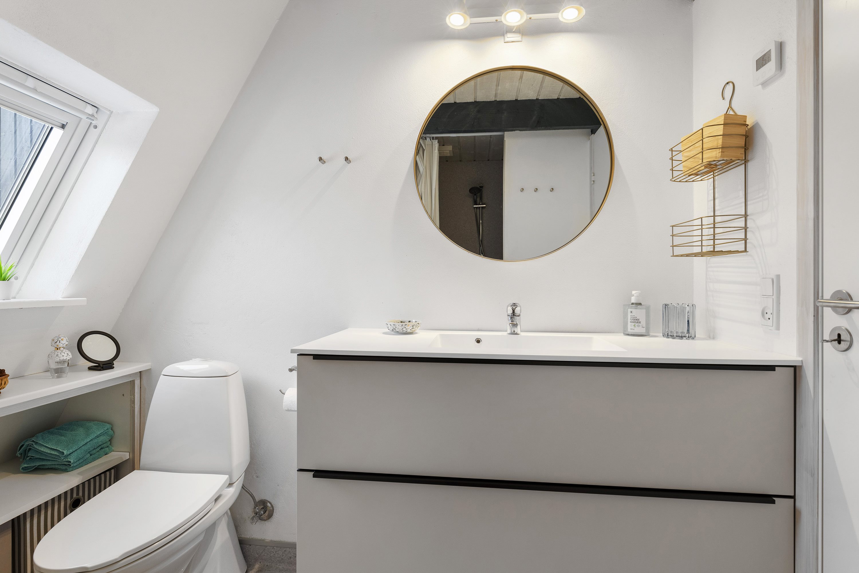 Fremhævet badeværelse billede i fuldskærmstilstand. Billede af Golfsvinget 300, Gatten, 9640 Farsø