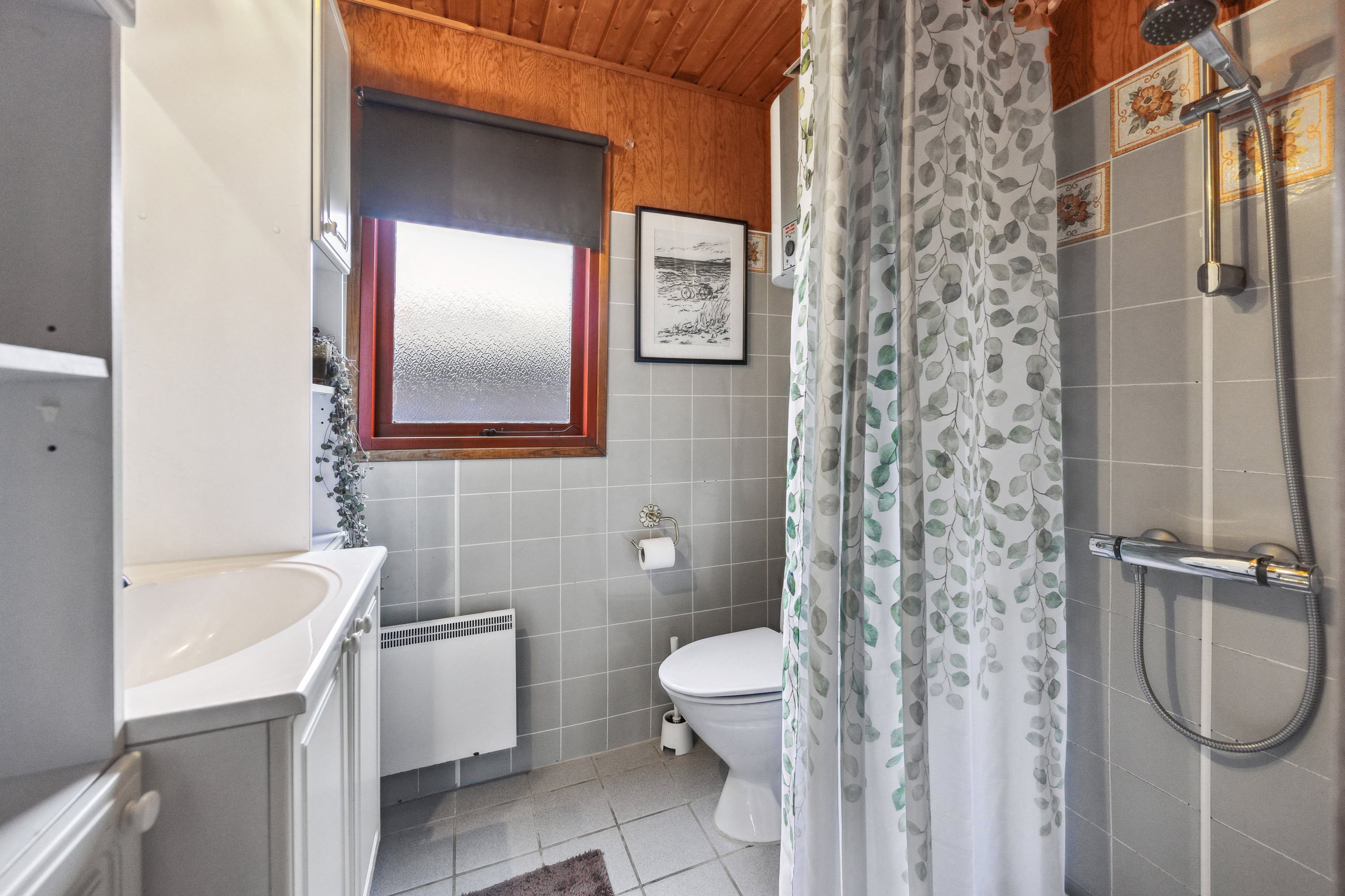 Fremhævet badeværelse billede i fuldskærmstilstand. Billede af Rådyrvej 22, Hou, 9370 Hals