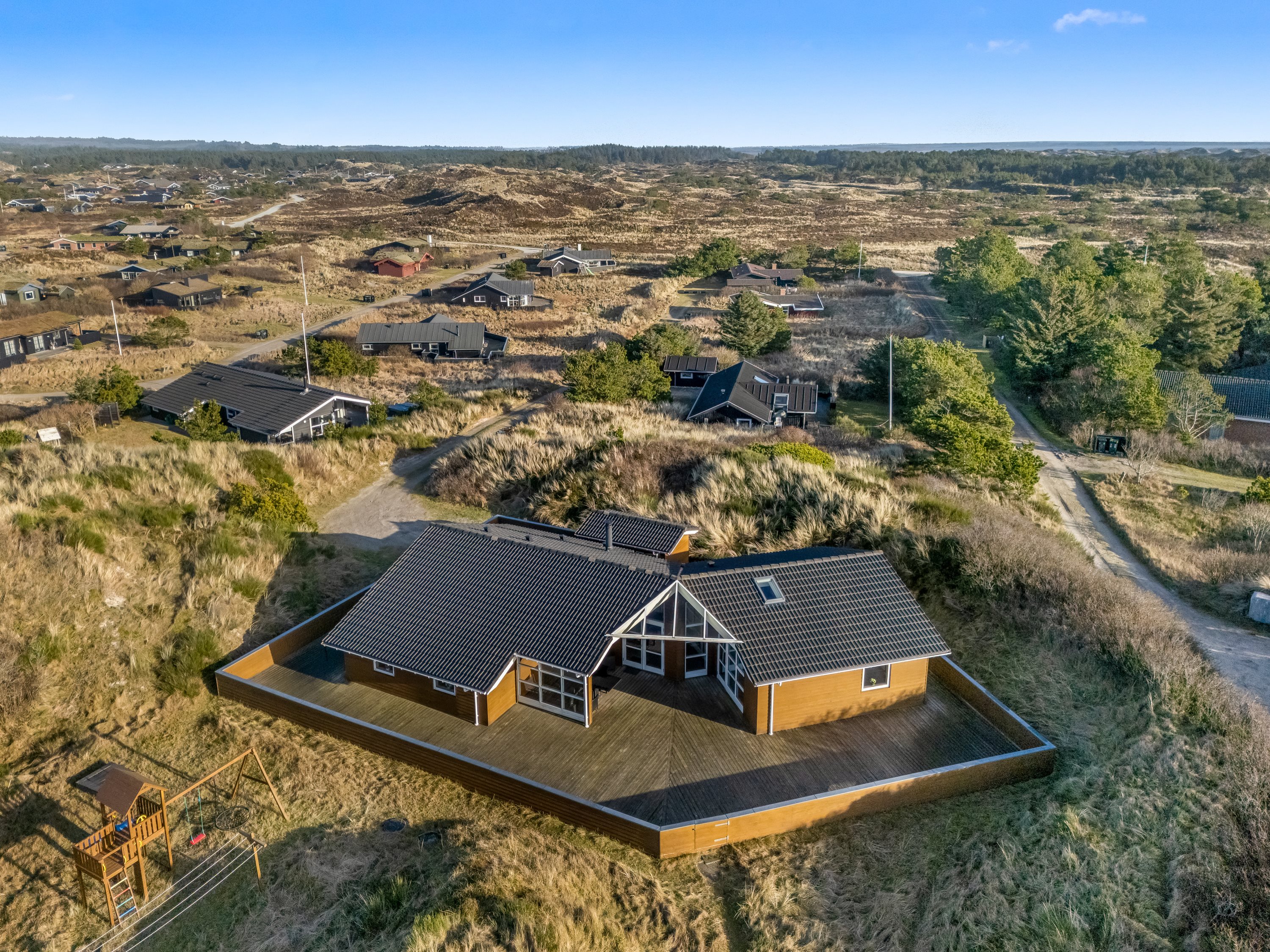 Fremhævet luftfoto billede i fuldskærmstilstand. Billede af Fyrrenålevej 14, Henne Strand, 6854 Henne