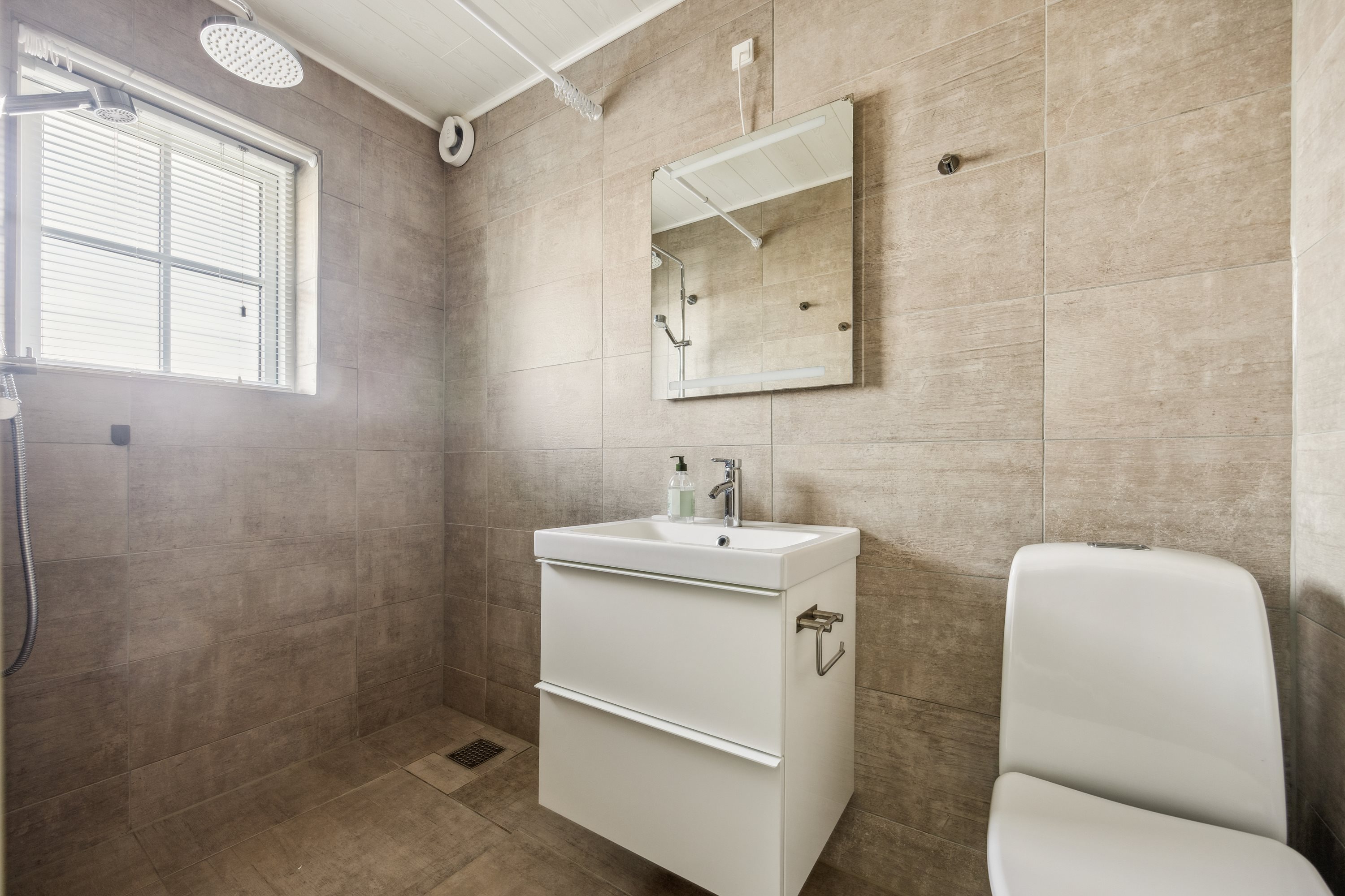 Fremhævet badeværelse billede i fuldskærmstilstand. Billede af Myhlenbergvej 11, 9510 Arden