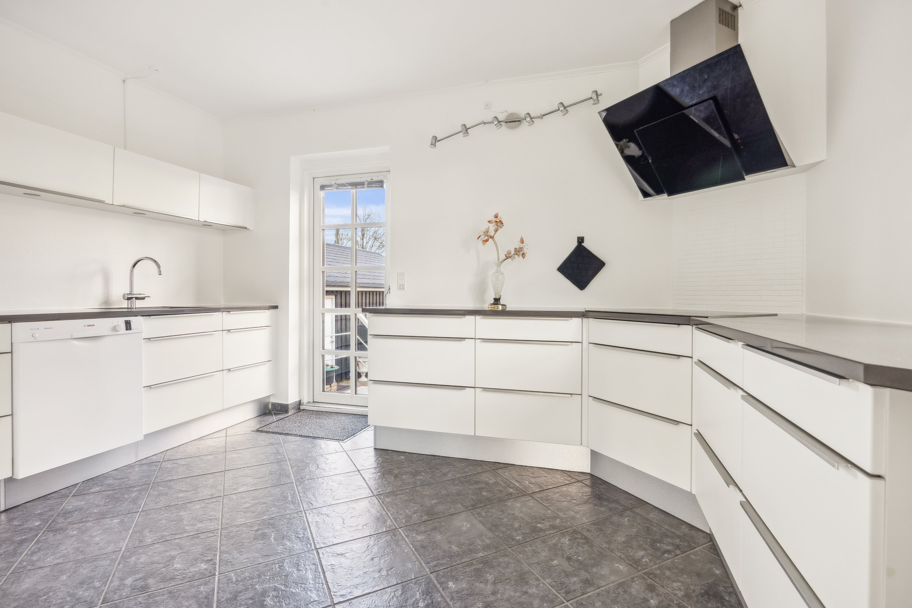 Fremhævet køkken billede i fuldskærmstilstand. Billede af Myhlenbergvej 11, 9510 Arden