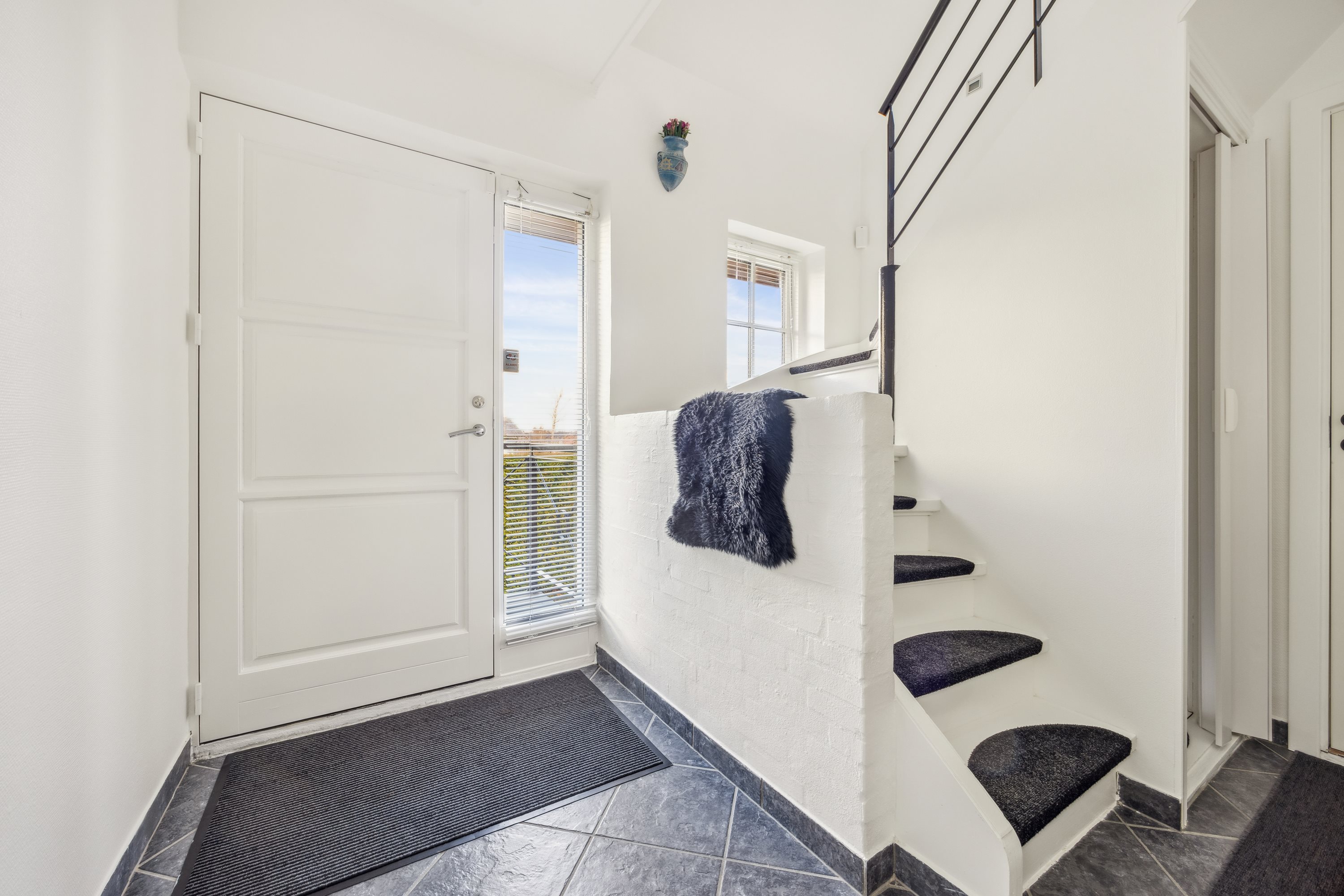 Fremhævet entré billede i fuldskærmstilstand. Billede af Myhlenbergvej 11, 9510 Arden