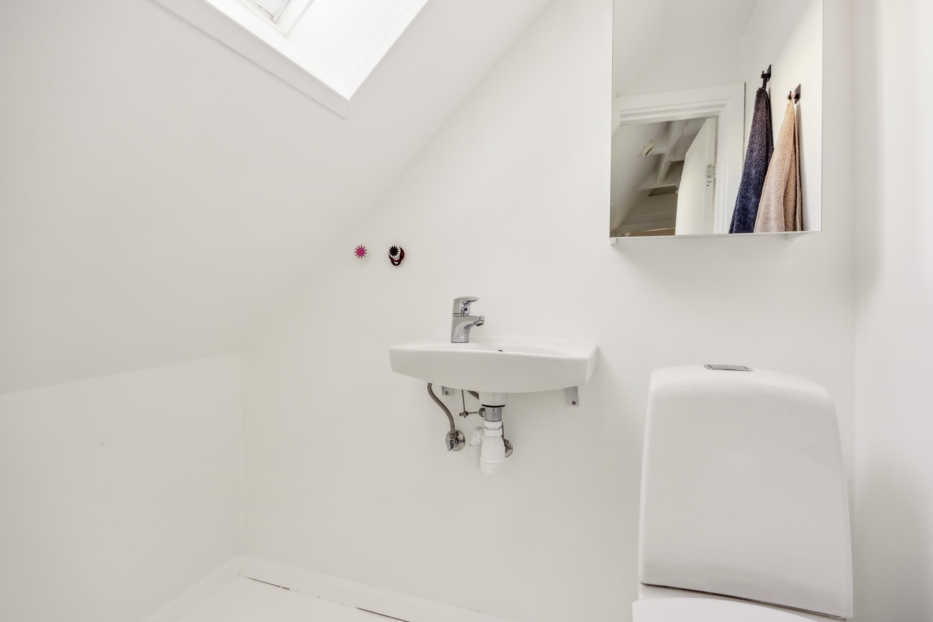 Fremhævet toilet billede i fuldskærmstilstand. Billede af Myhlenbergvej 11, 9510 Arden