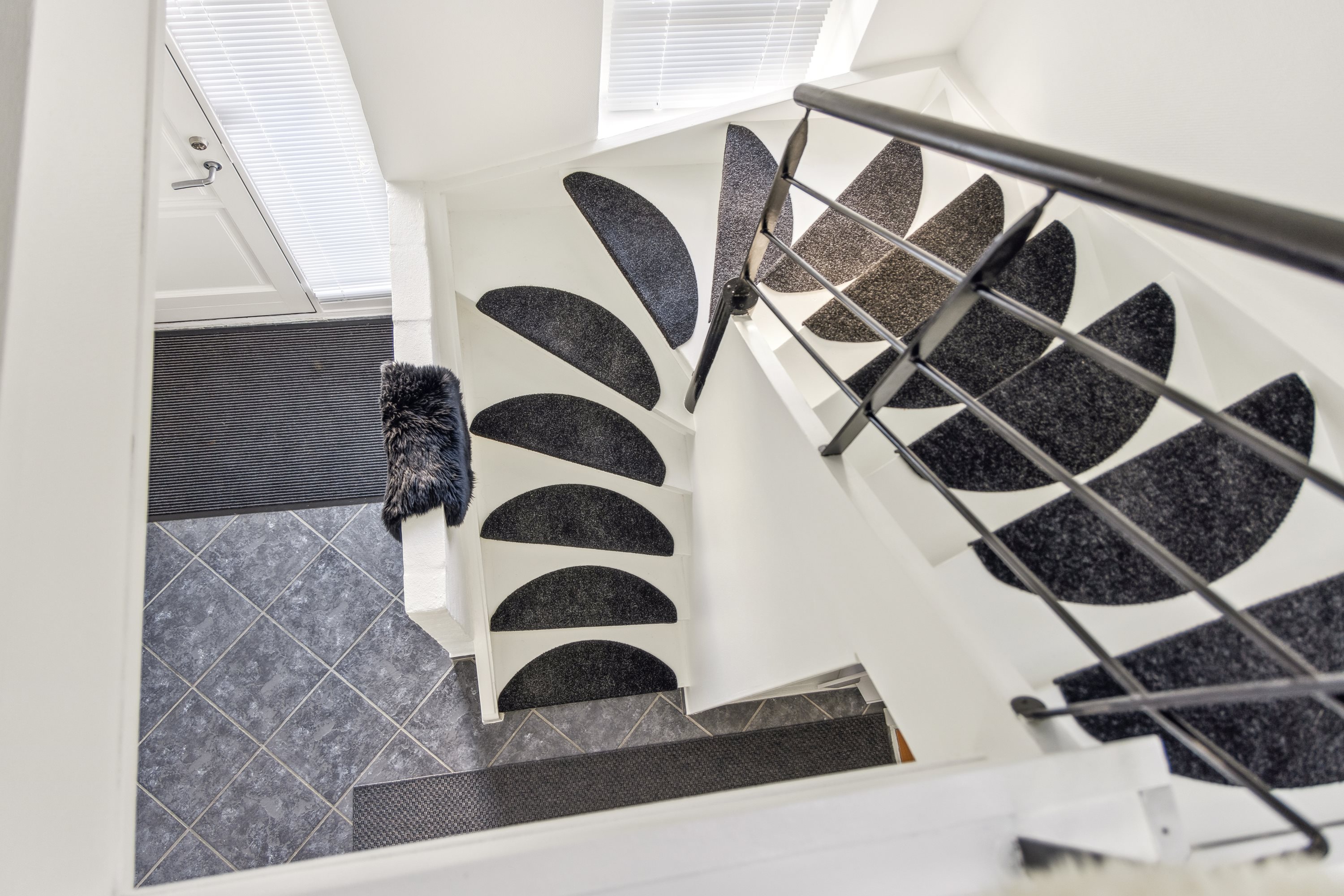 Fremhævet trappe billede i fuldskærmstilstand. Billede af Myhlenbergvej 11, 9510 Arden