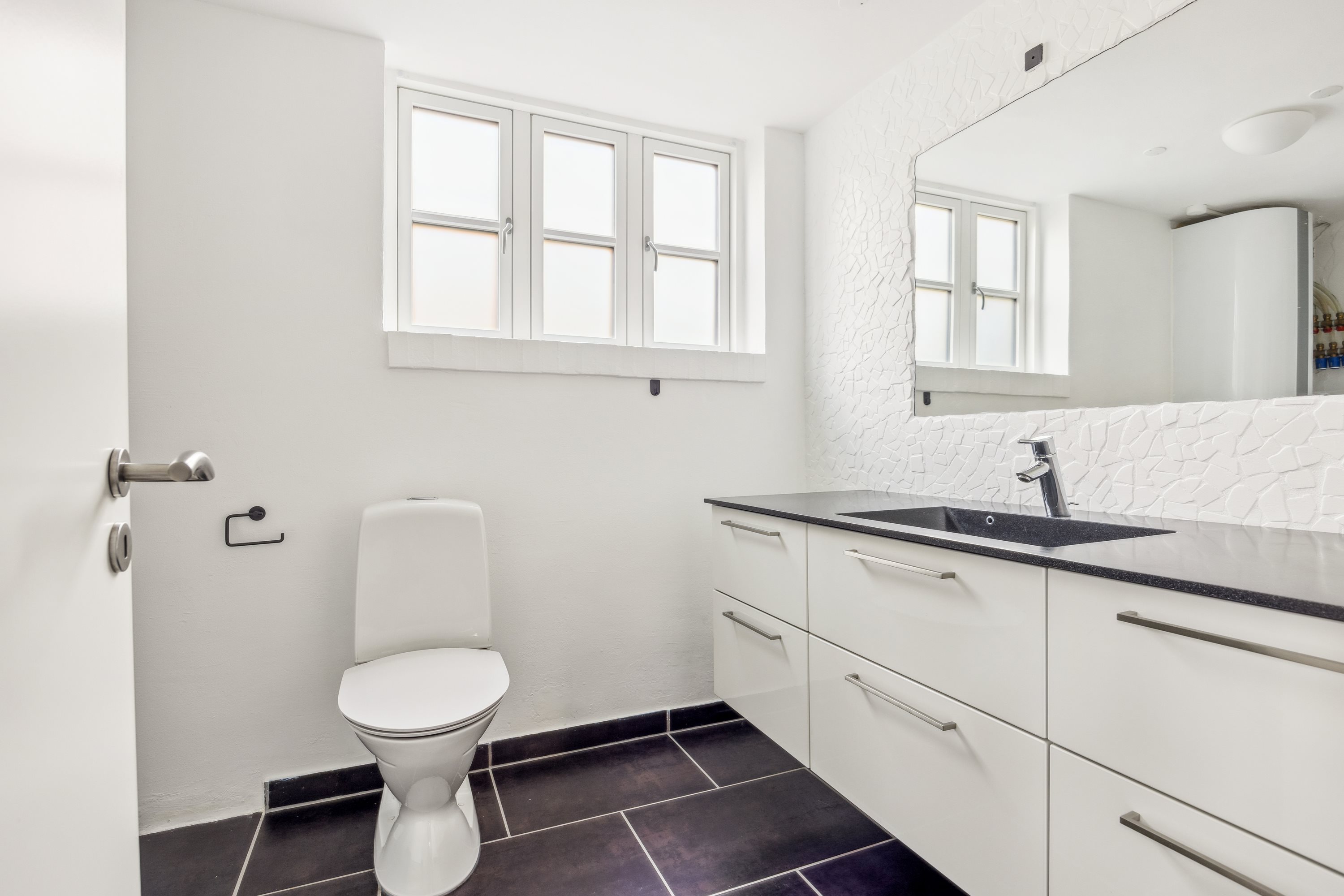 Fremhævet badeværelse billede i fuldskærmstilstand. Billede af Myhlenbergvej 11, 9510 Arden