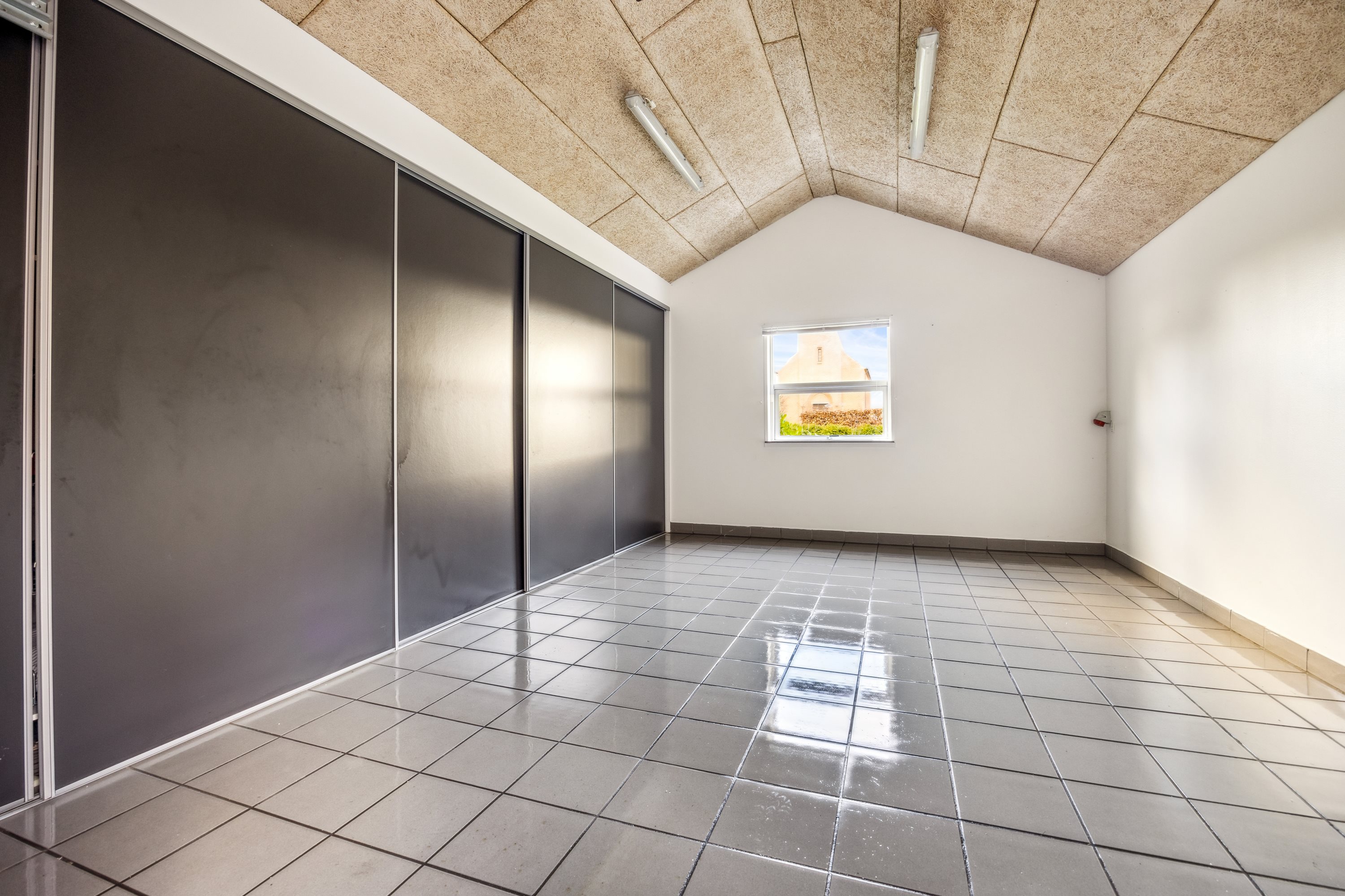 Fremhævet garage billede i fuldskærmstilstand. Billede af Myhlenbergvej 11, 9510 Arden