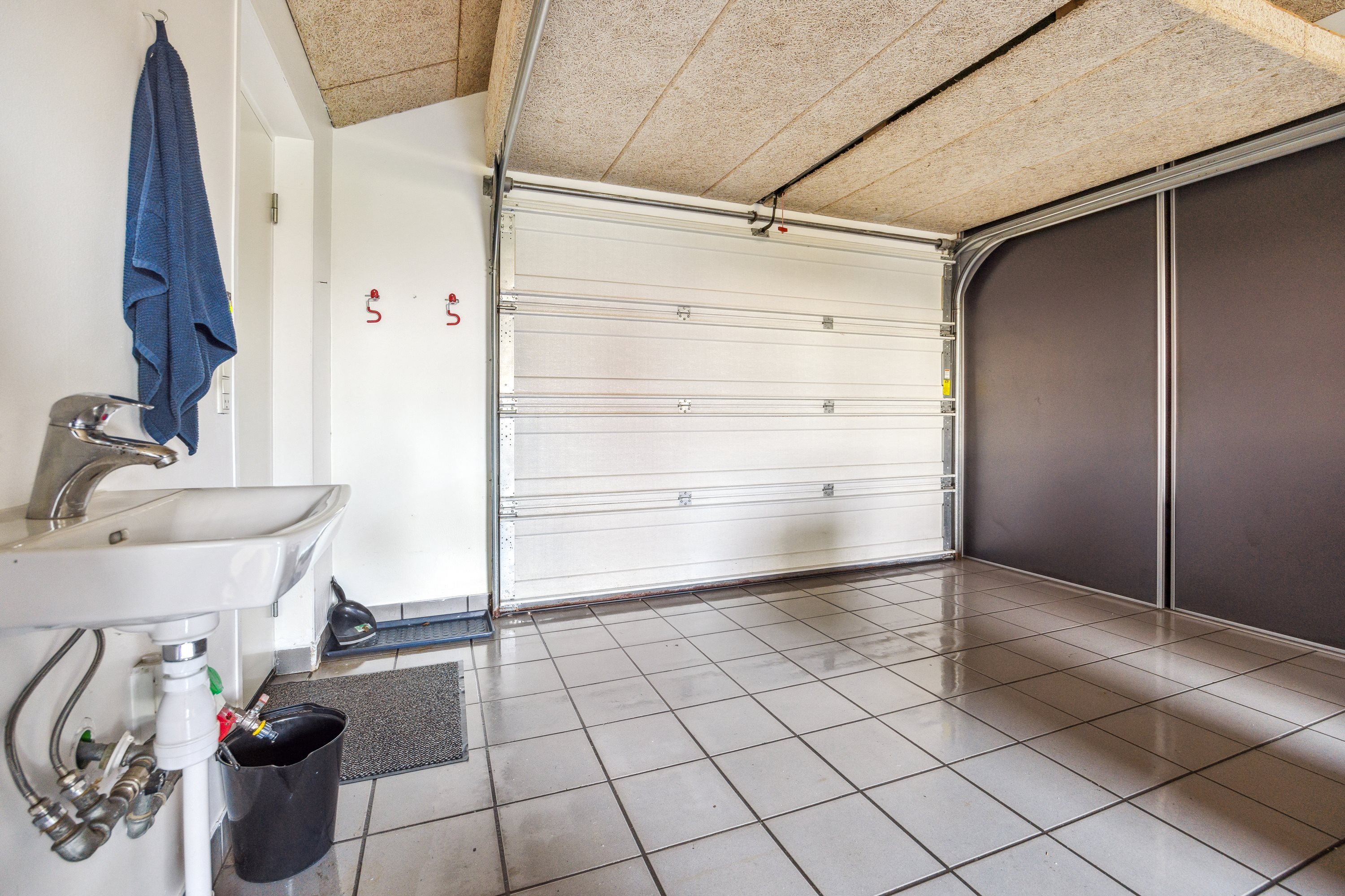 Fremhævet garage billede i fuldskærmstilstand. Billede af Myhlenbergvej 11, 9510 Arden