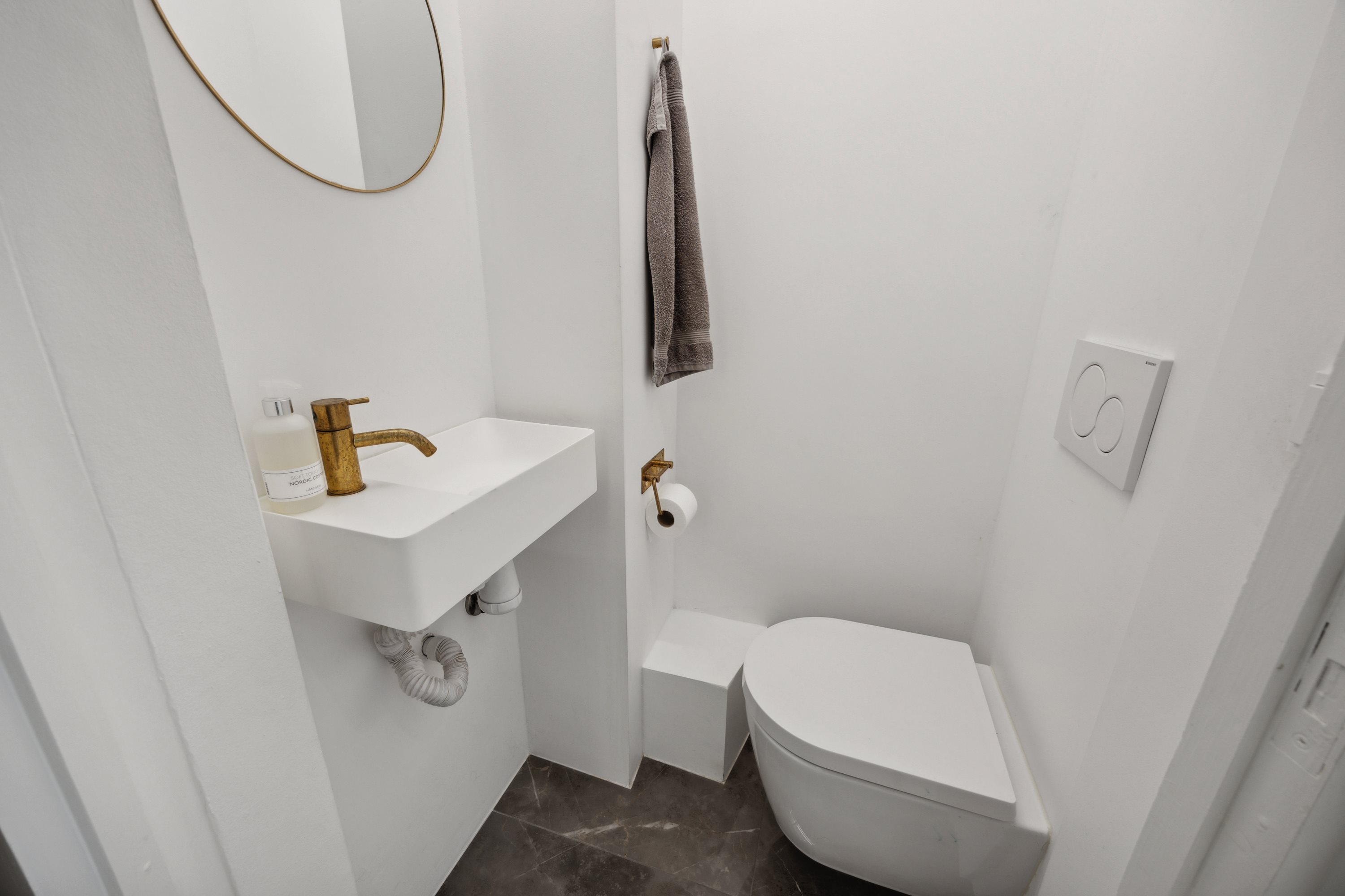 Fremhævet badeværelse billede i fuldskærmstilstand. Billede af Store Kongensgade 67A, 1. th., 1264 København K