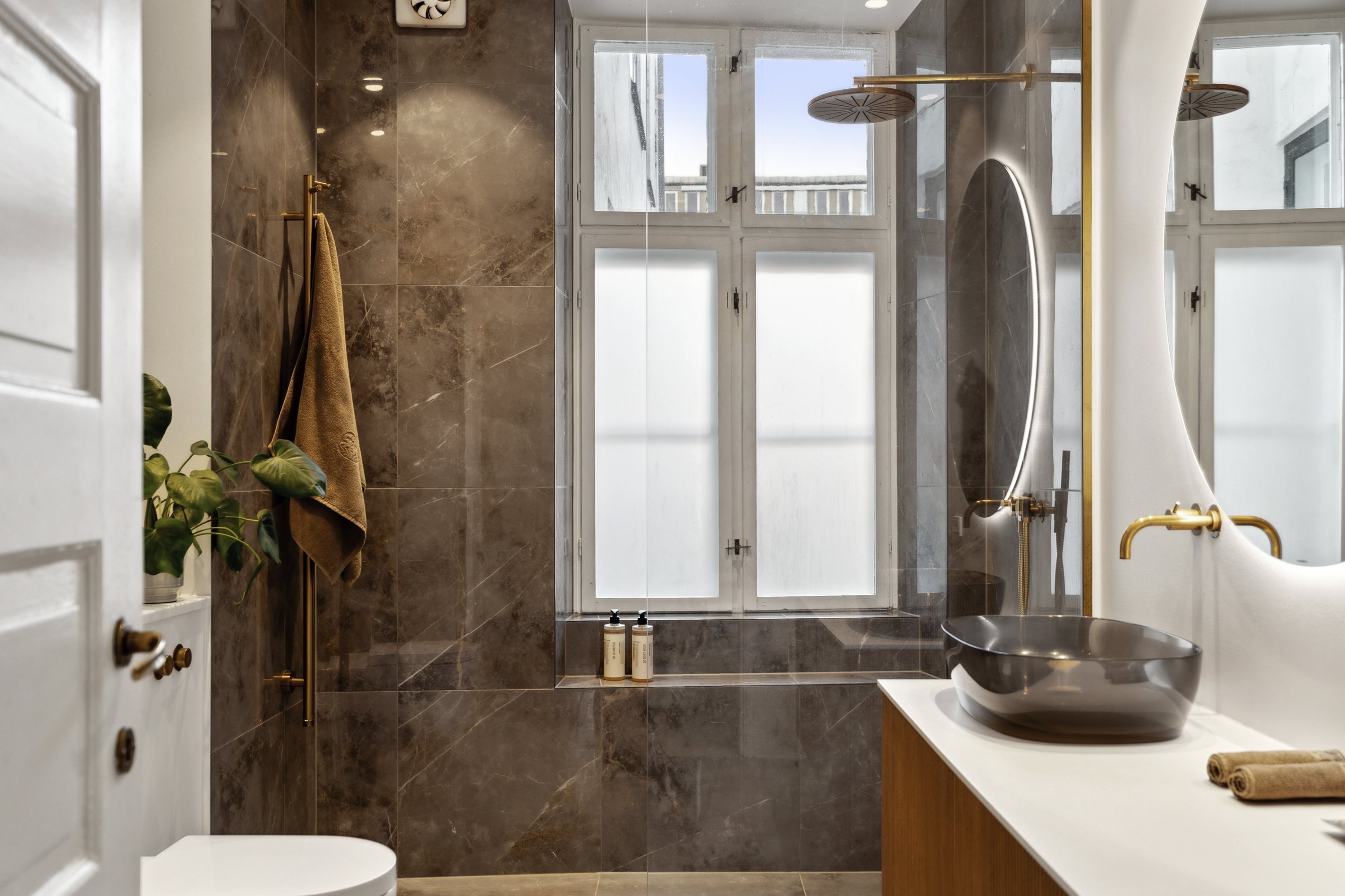 Fremhævet badeværelse billede i fuldskærmstilstand. Billede af Store Kongensgade 67A, 1. th., 1264 København K