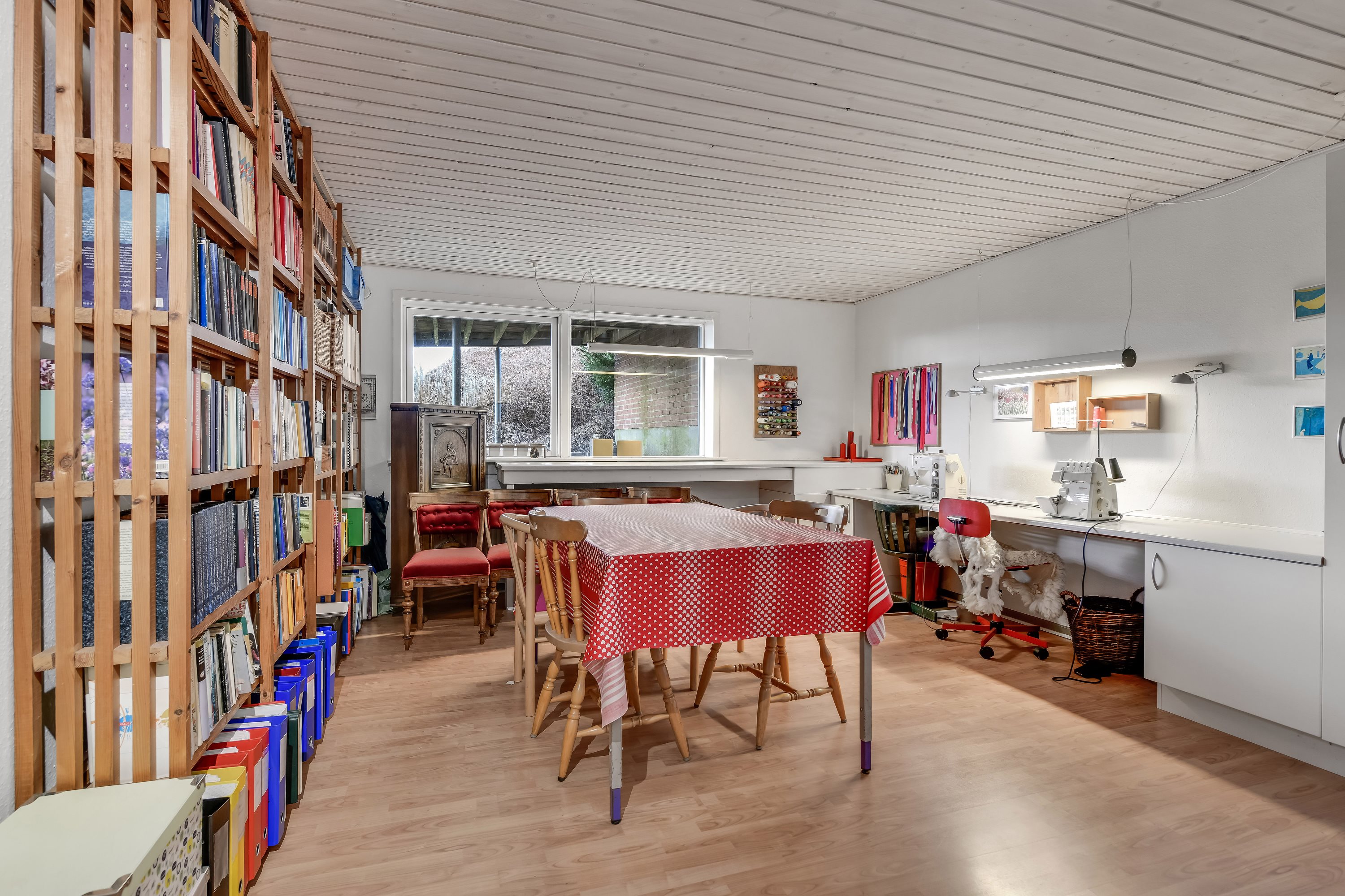 Fremhævet stue billede i fuldskærmstilstand. Billede af Søllingdalvej 88, 7250 Hejnsvig