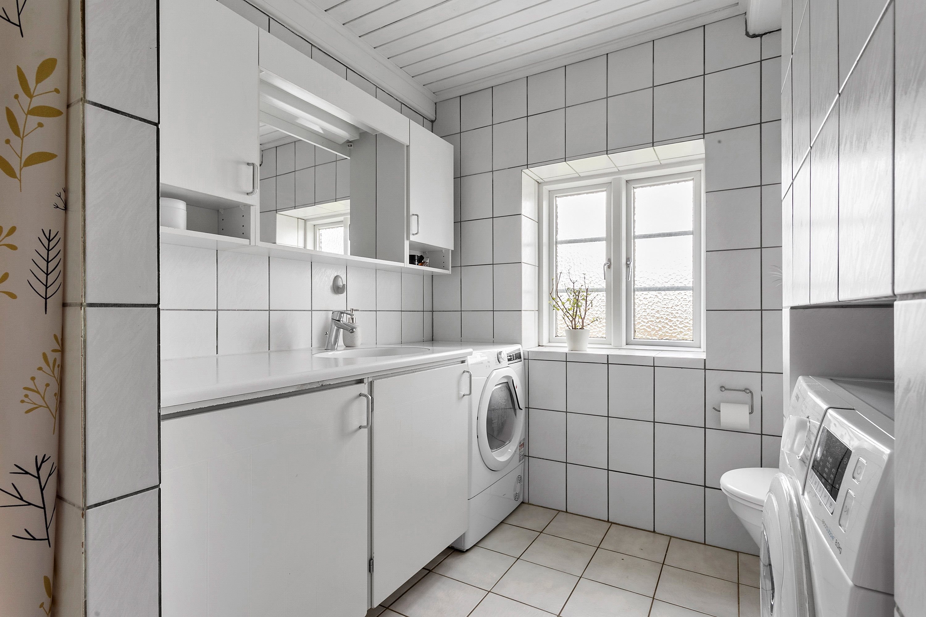 Fremhævet badeværelse billede i fuldskærmstilstand. Billede af Skrave Kirkevej 1, Langetved, 6630 Rødding