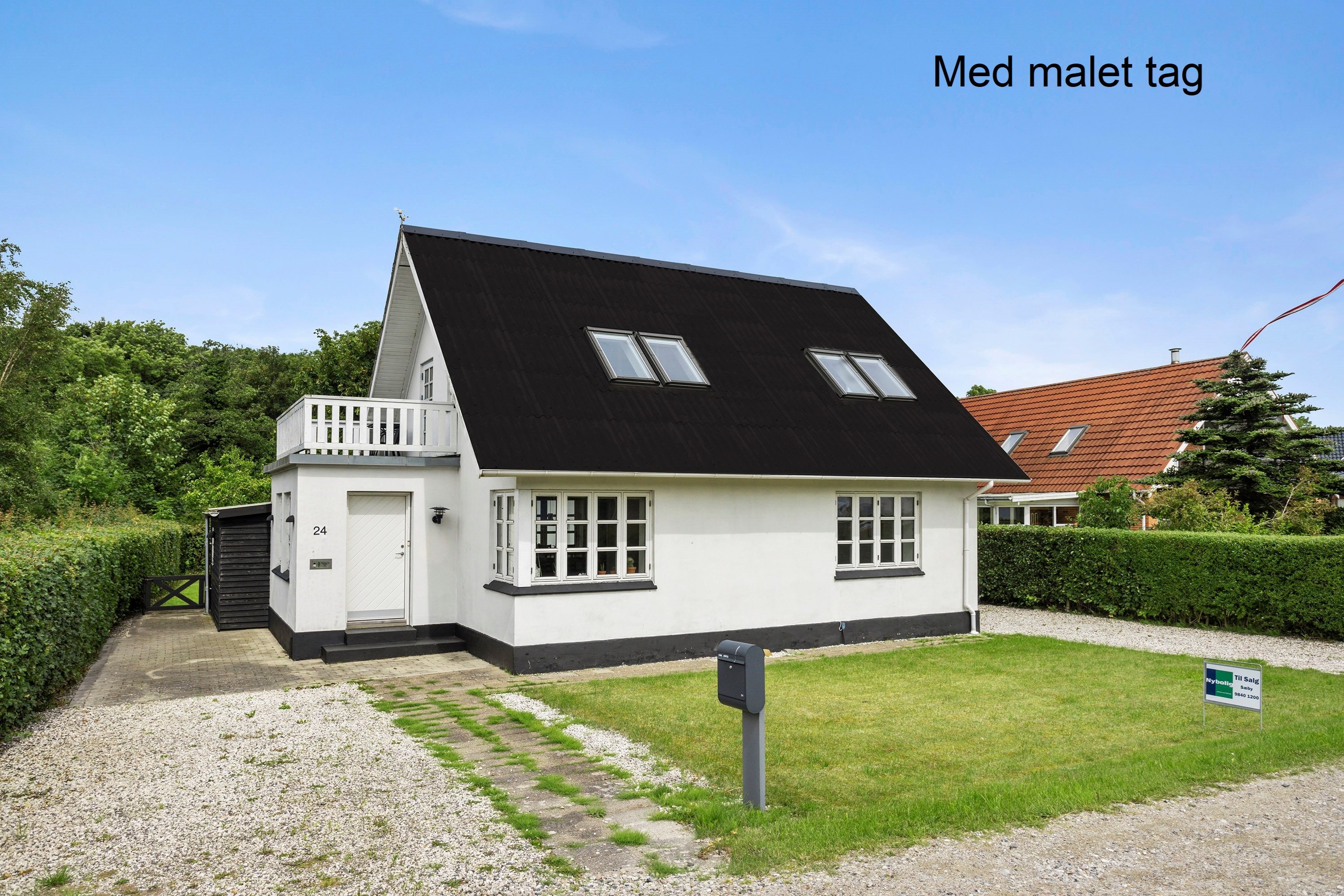 Fremhævet facade med malet tag billede i fuldskærmstilstand. Billede af Åhavevej 24, Voerså, 9300 Sæby