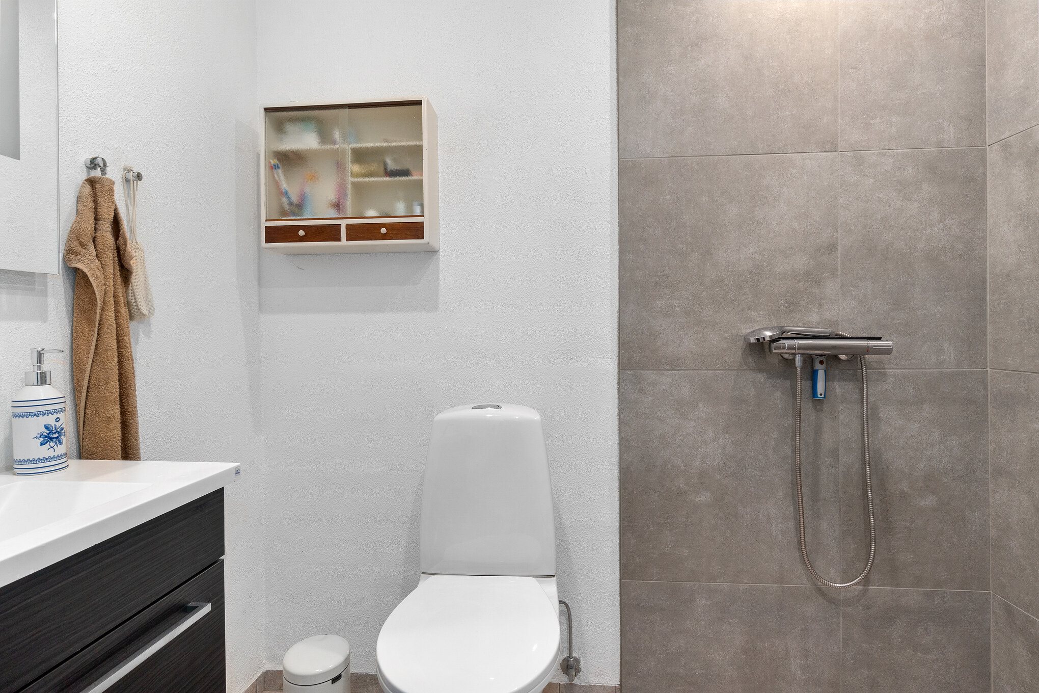 Fremhævet badeværelse billede i fuldskærmstilstand. Billede af Møllebakken 11A, 9870 Sindal