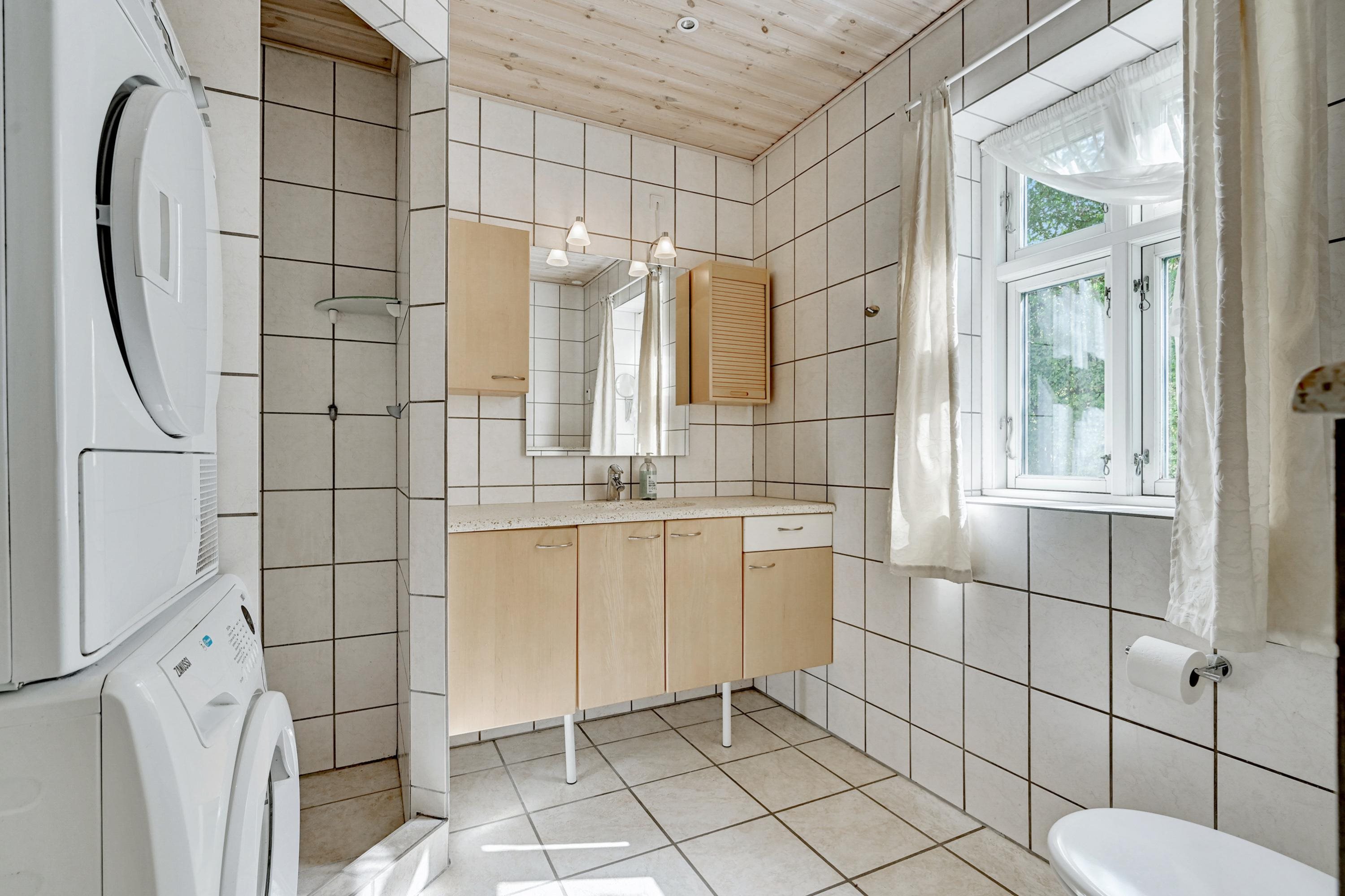 Fremhævet badeværelse billede i fuldskærmstilstand. Billede af Spøttrupvej 6, 8930 Randers NØ