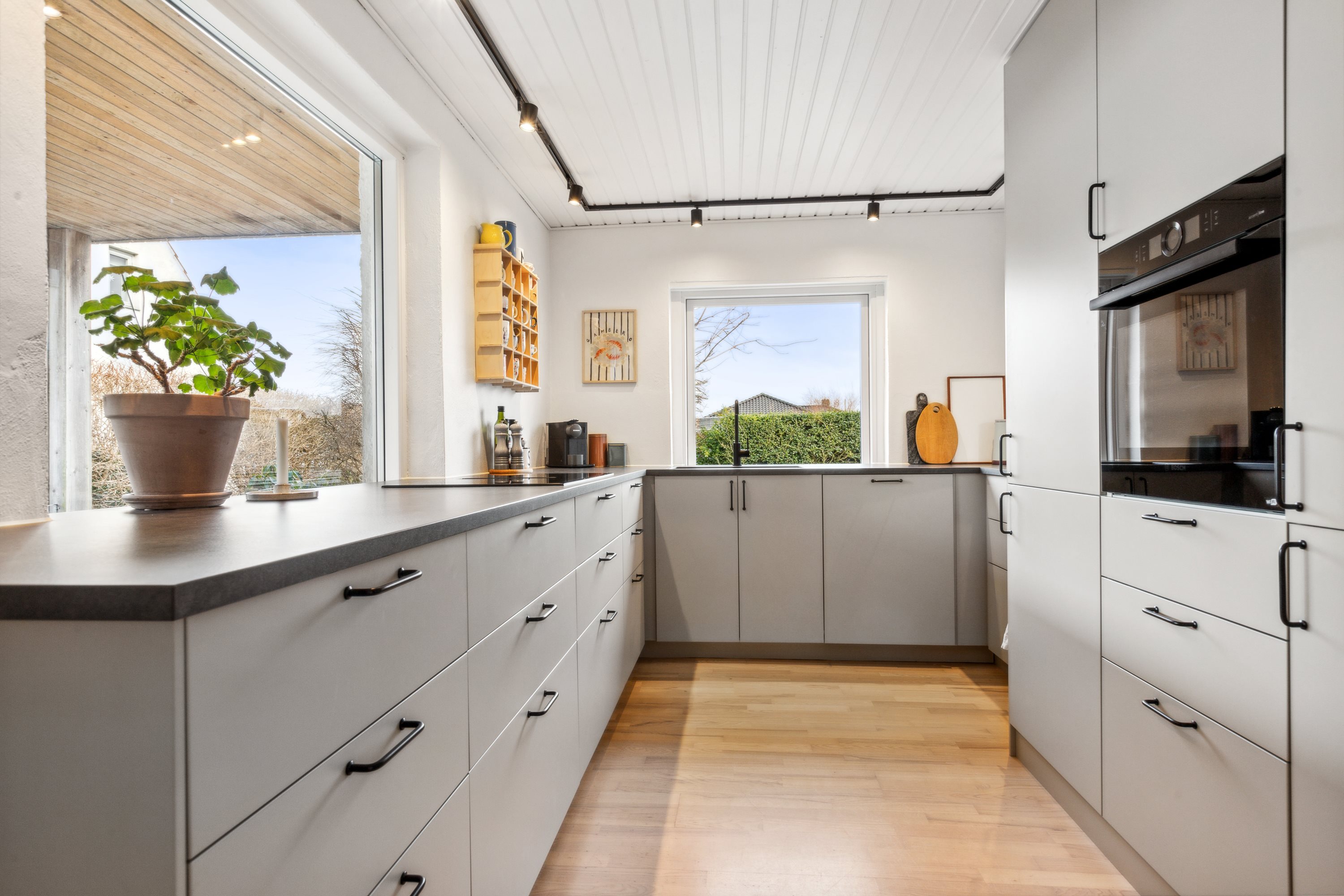 Fremhævet køkken billede i fuldskærmstilstand. Billede af Solvænget 31, 2791 Dragør