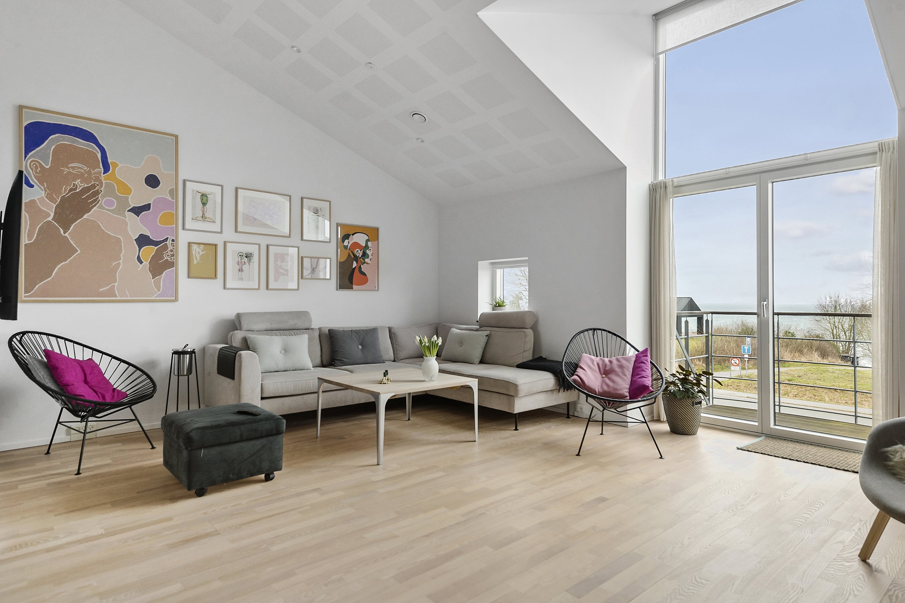 Fremhævet stue billede i fuldskærmstilstand. Billede af Kystvejen 99C, Rude Strand, 8300 Odder