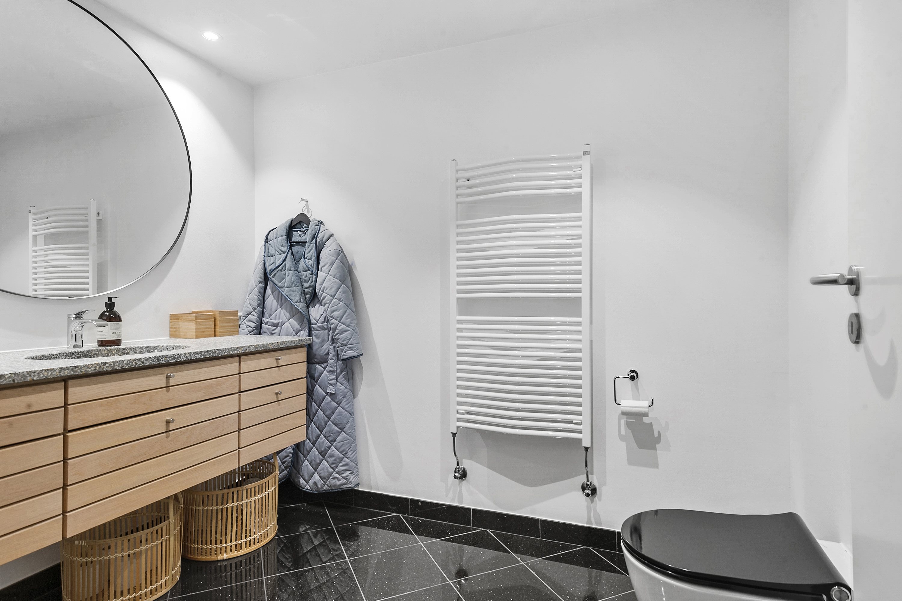 Fremhævet toilet billede i fuldskærmstilstand. Billede af Kystvejen 99C, Rude Strand, 8300 Odder