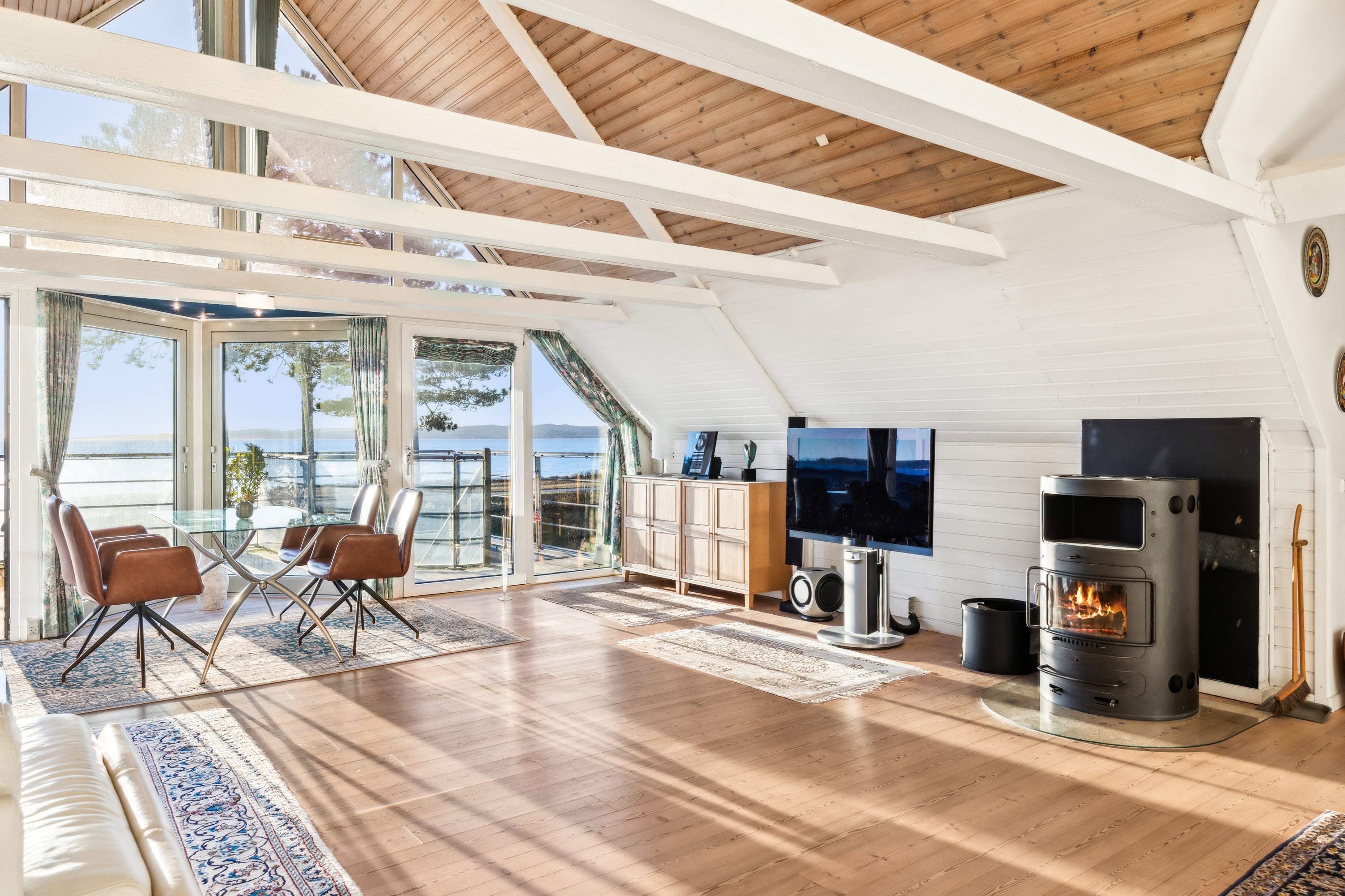 Fremhævet stue billede i fuldskærmstilstand. Billede af Mimosavej 19B, Egsmark, 8400 Ebeltoft