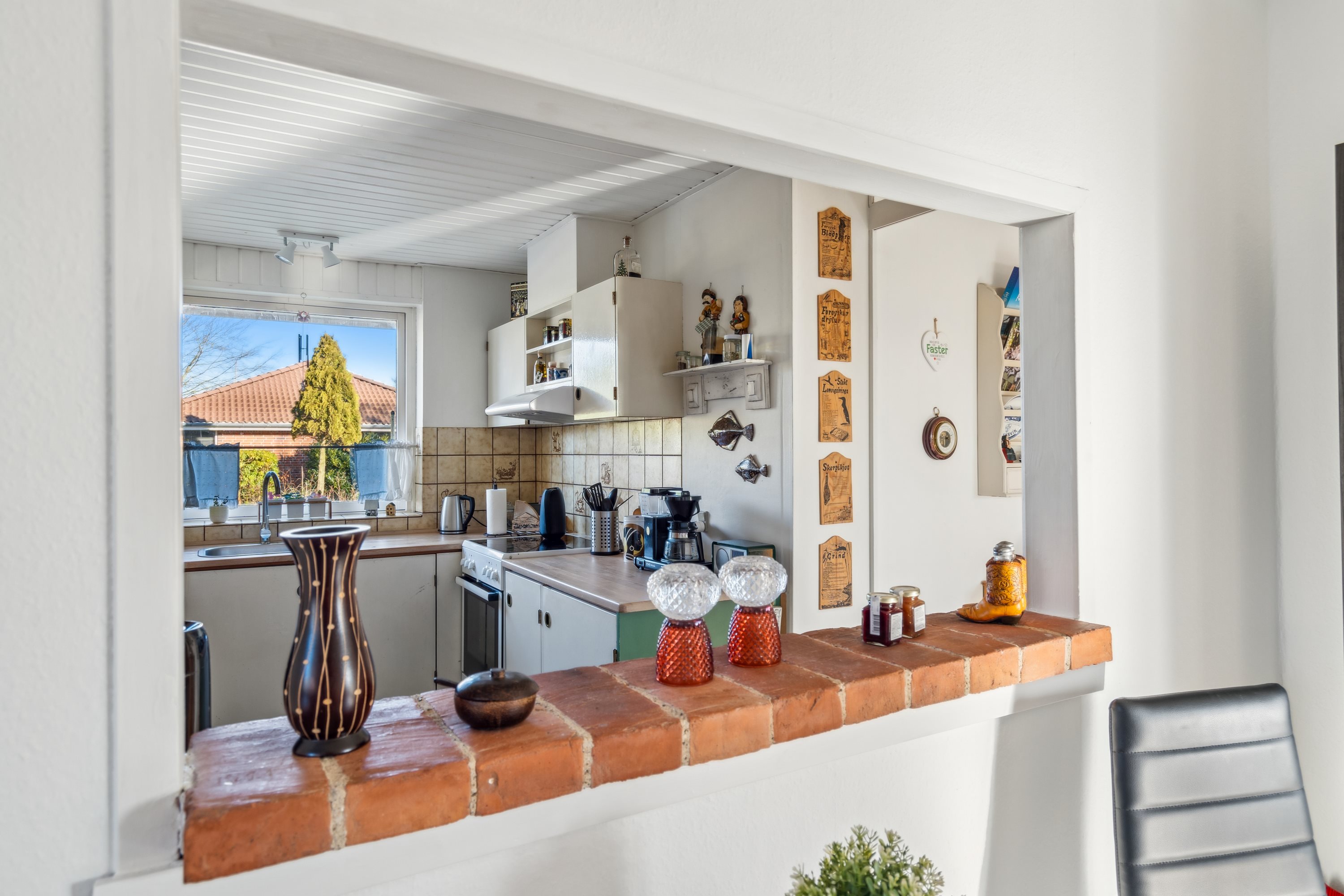 Fremhævet køkken billede i fuldskærmstilstand. Billede af Granlyvej 48, Åbyen, 9850 Hirtshals