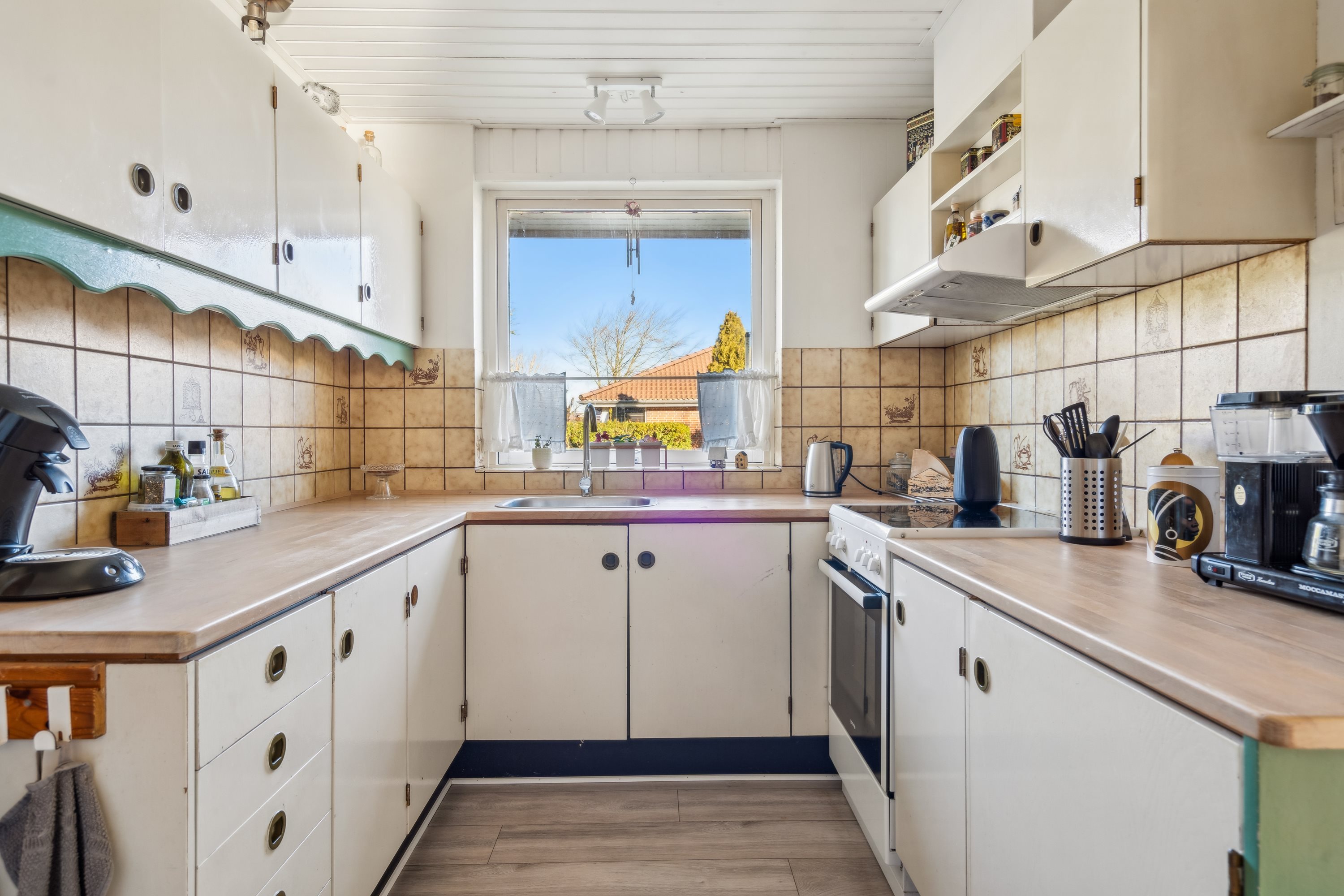 Fremhævet køkken billede i fuldskærmstilstand. Billede af Granlyvej 48, Åbyen, 9850 Hirtshals