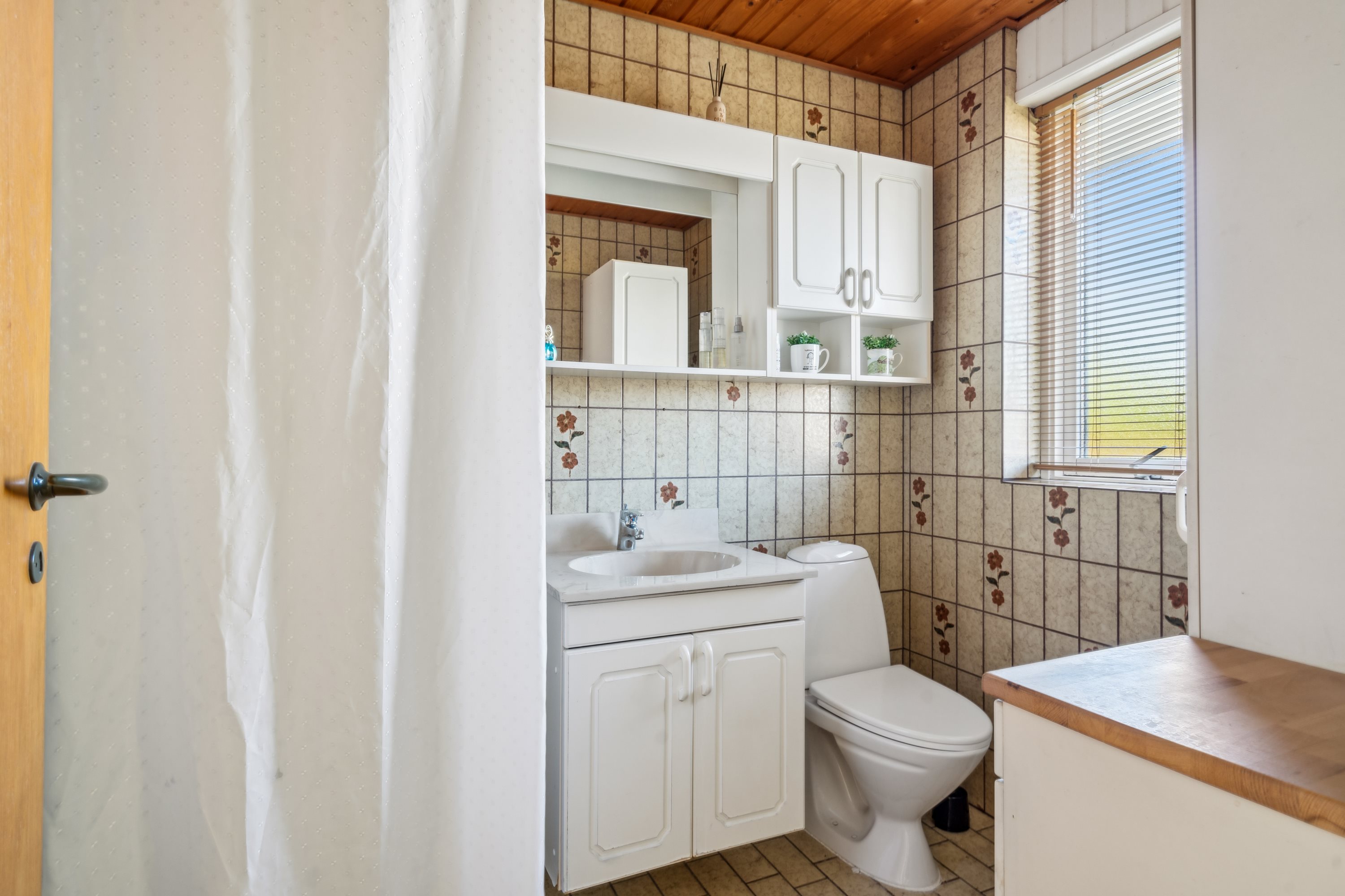 Fremhævet badeværelse billede i fuldskærmstilstand. Billede af Granlyvej 48, Åbyen, 9850 Hirtshals