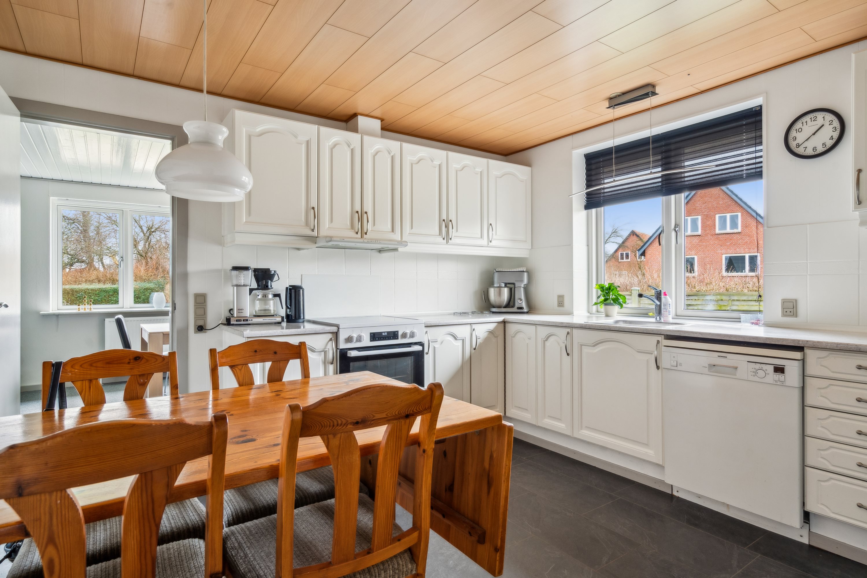 Fremhævet køkken billede i fuldskærmstilstand. Billede af Holbergsvej 5, 9760 Vrå