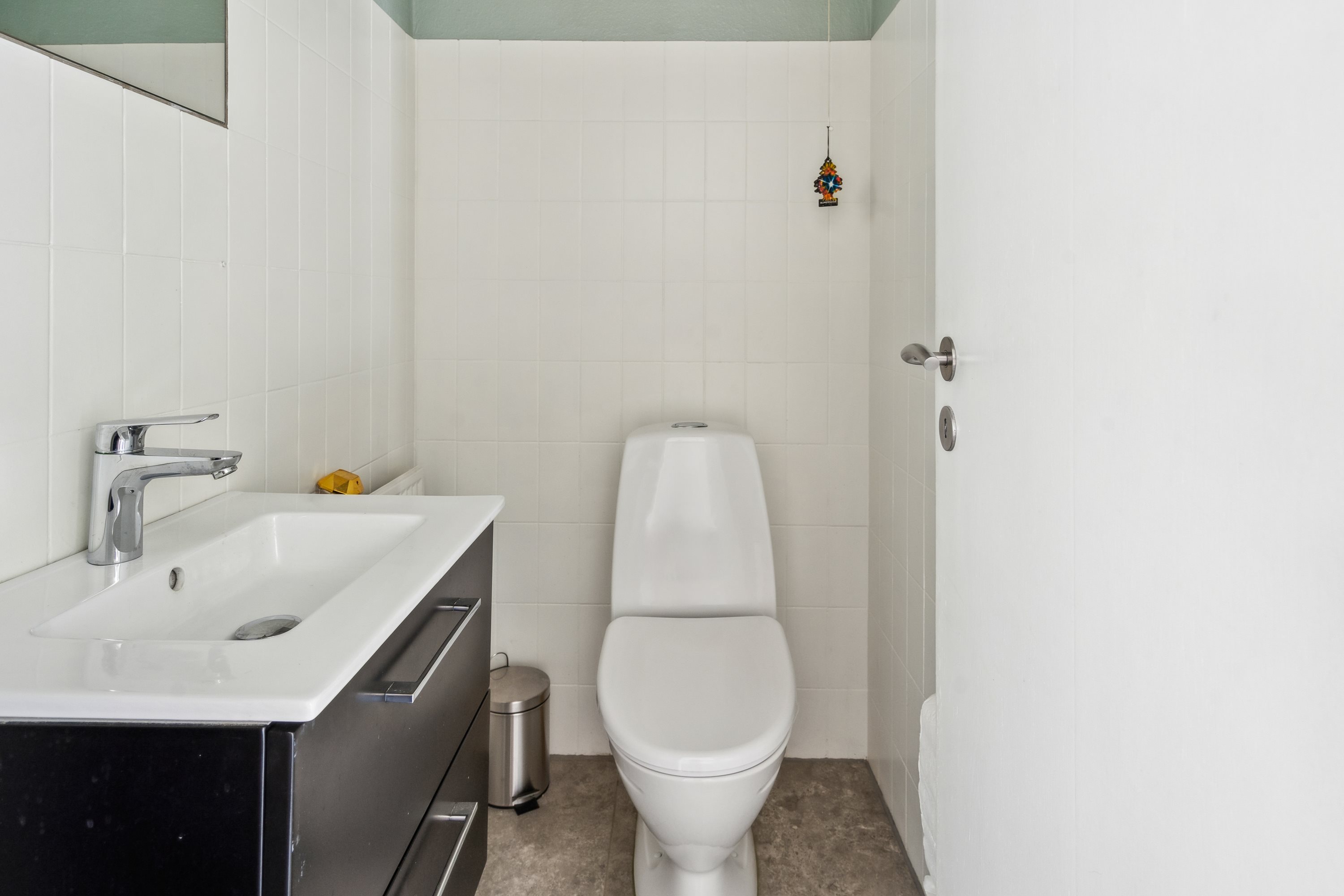 Fremhævet toilet billede i fuldskærmstilstand. Billede af Holbergsvej 5, 9760 Vrå