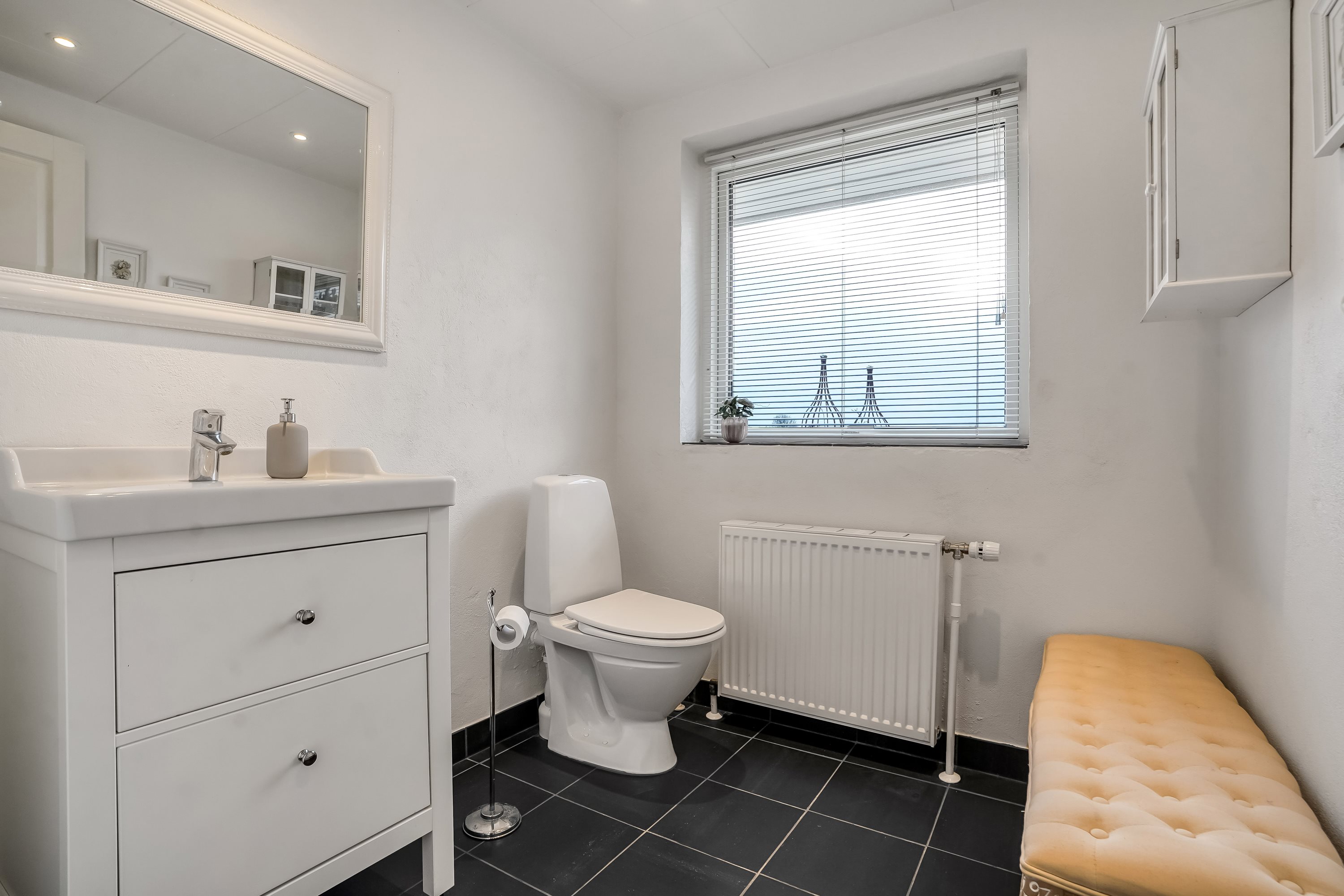 Fremhævet toilet billede i fuldskærmstilstand. Billede af Madehøjvej 4, Midskov, 5370 Mesinge