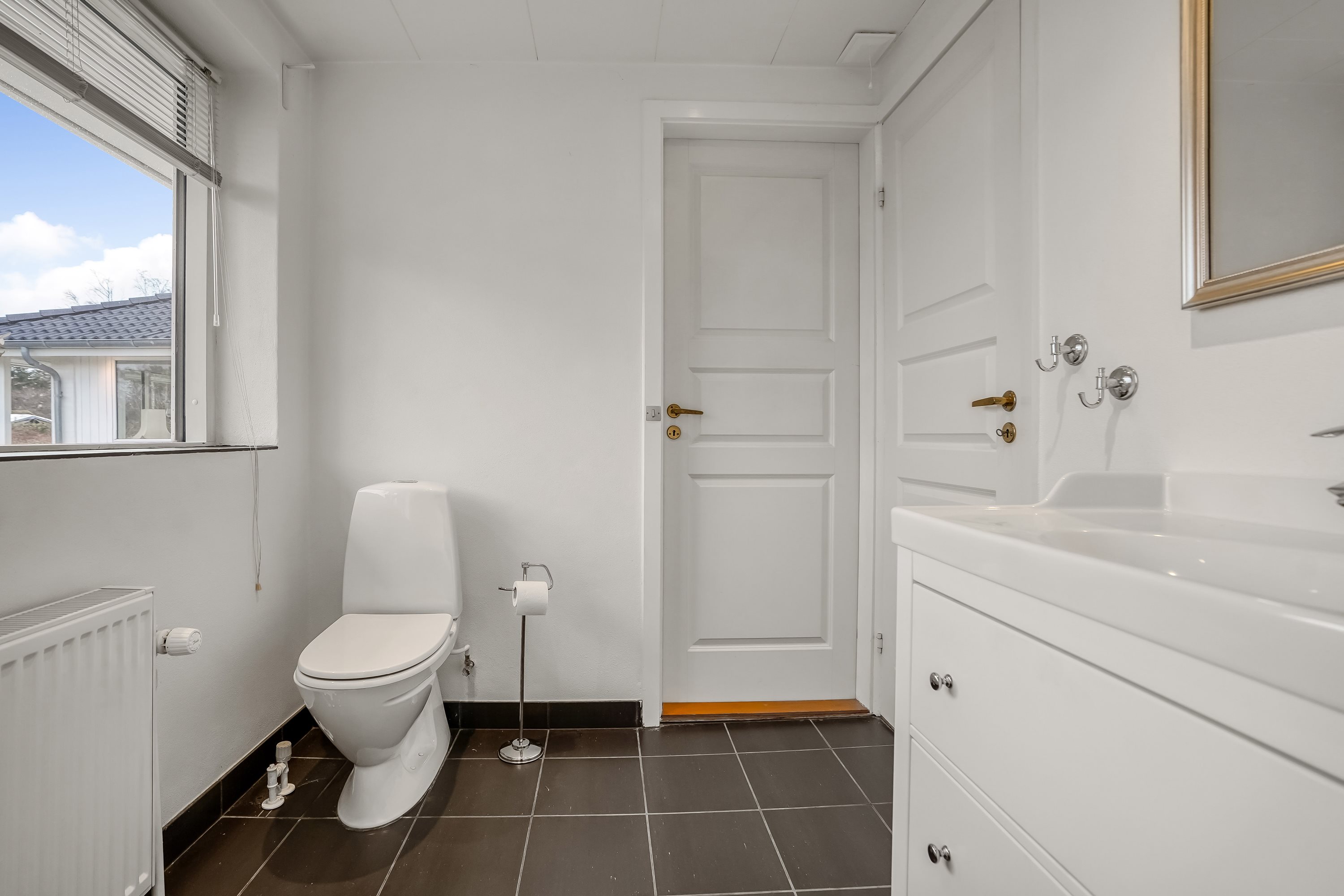 Fremhævet toilet billede i fuldskærmstilstand. Billede af Madehøjvej 4, Midskov, 5370 Mesinge