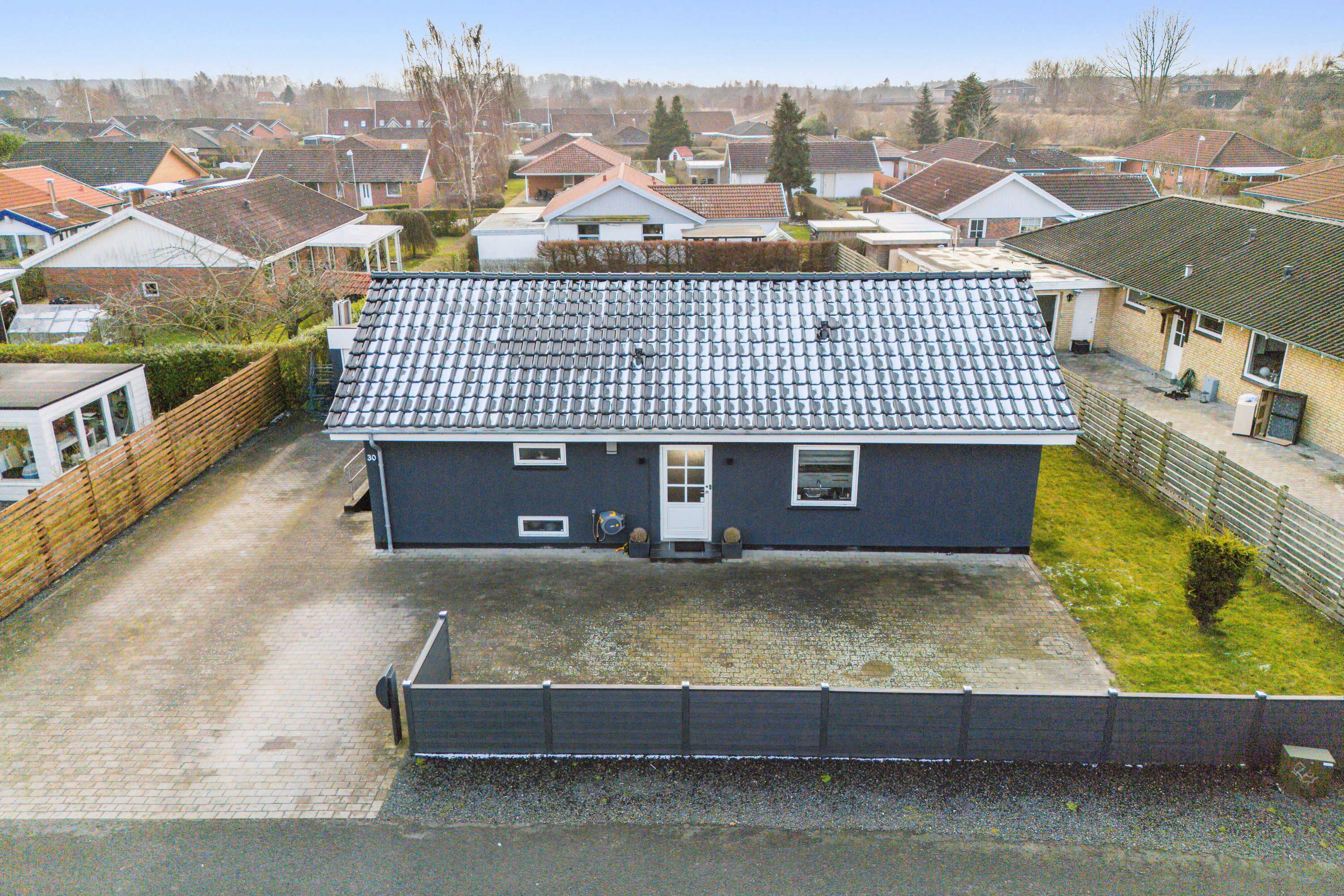 Miniaturebillede 1: set fra vejen. Billede af Borsvinget 30, Bullerup, 5320 Agedrup