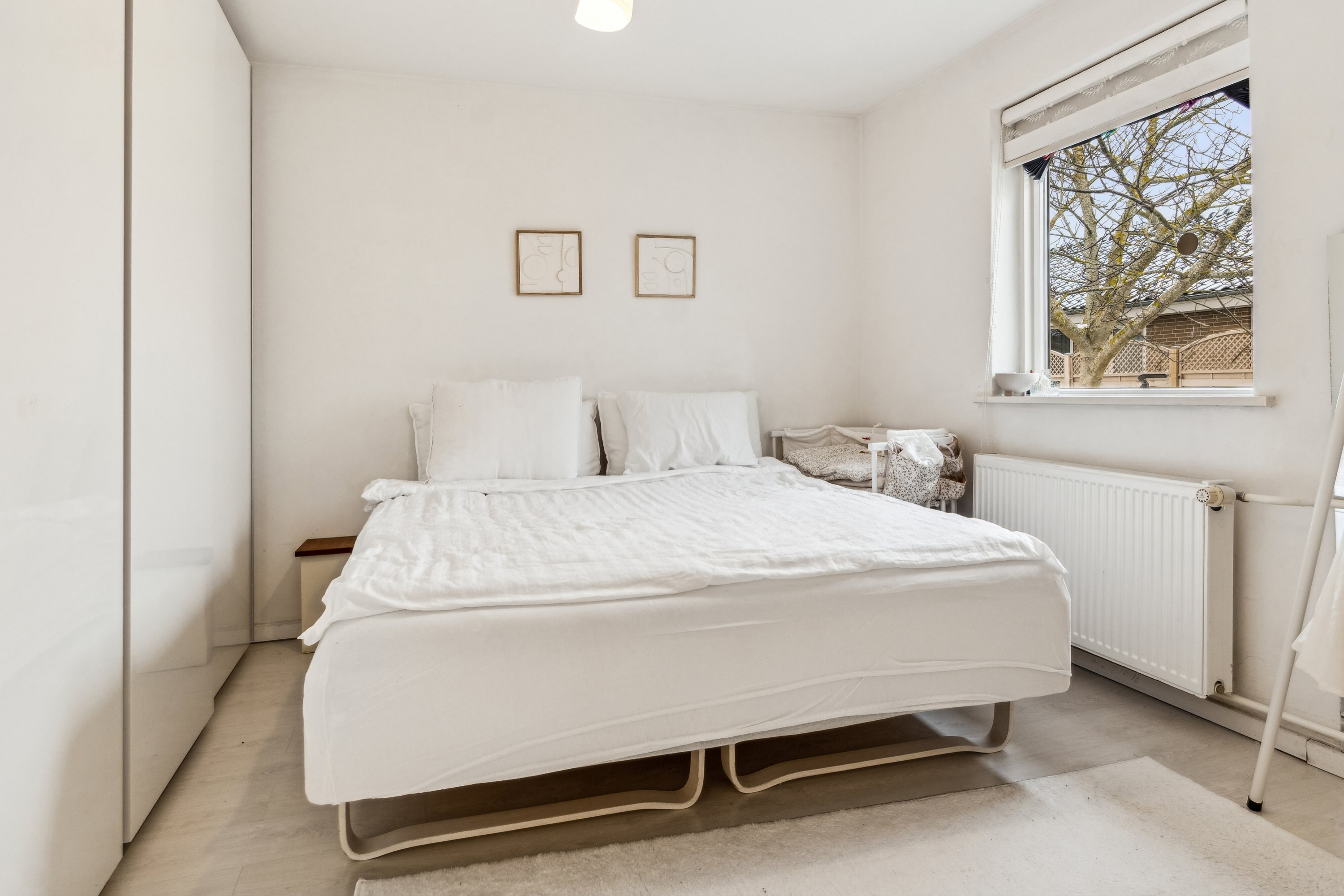 Fremhævet soveværelse billede i fuldskærmstilstand. Billede af Vestager 17, 2605 Brøndby