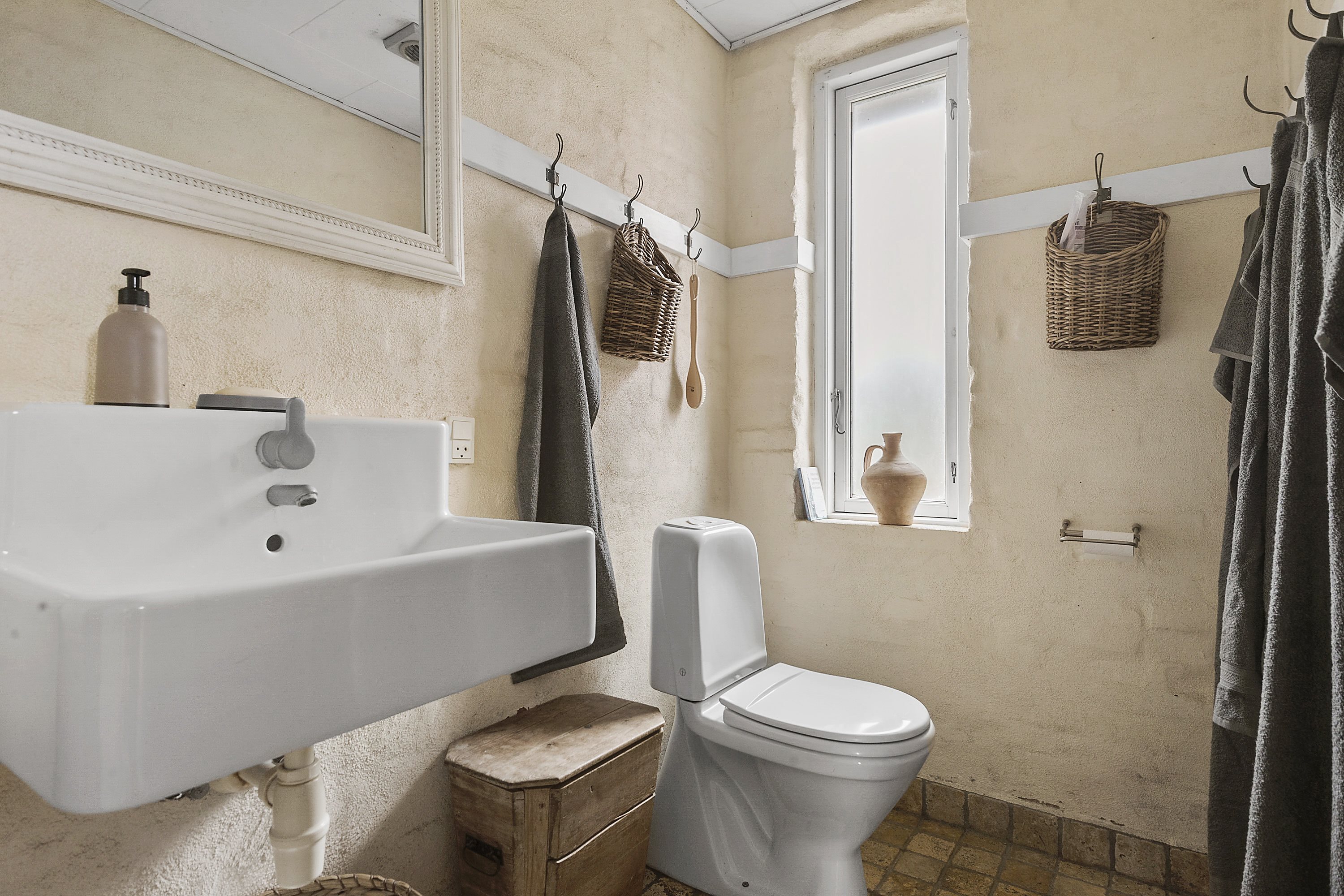 Fremhævet toilet billede i fuldskærmstilstand. Billede af Skolegade 17, Hou, 8300 Odder