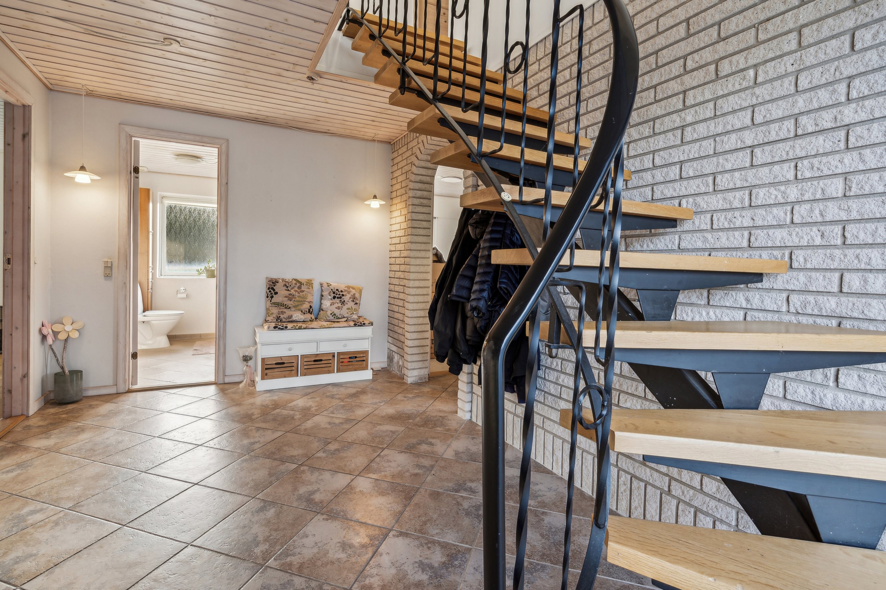 Fremhævet trappe til 1. sal billede i fuldskærmstilstand. Billede af Dyrkobbel 148, 6300 Gråsten
