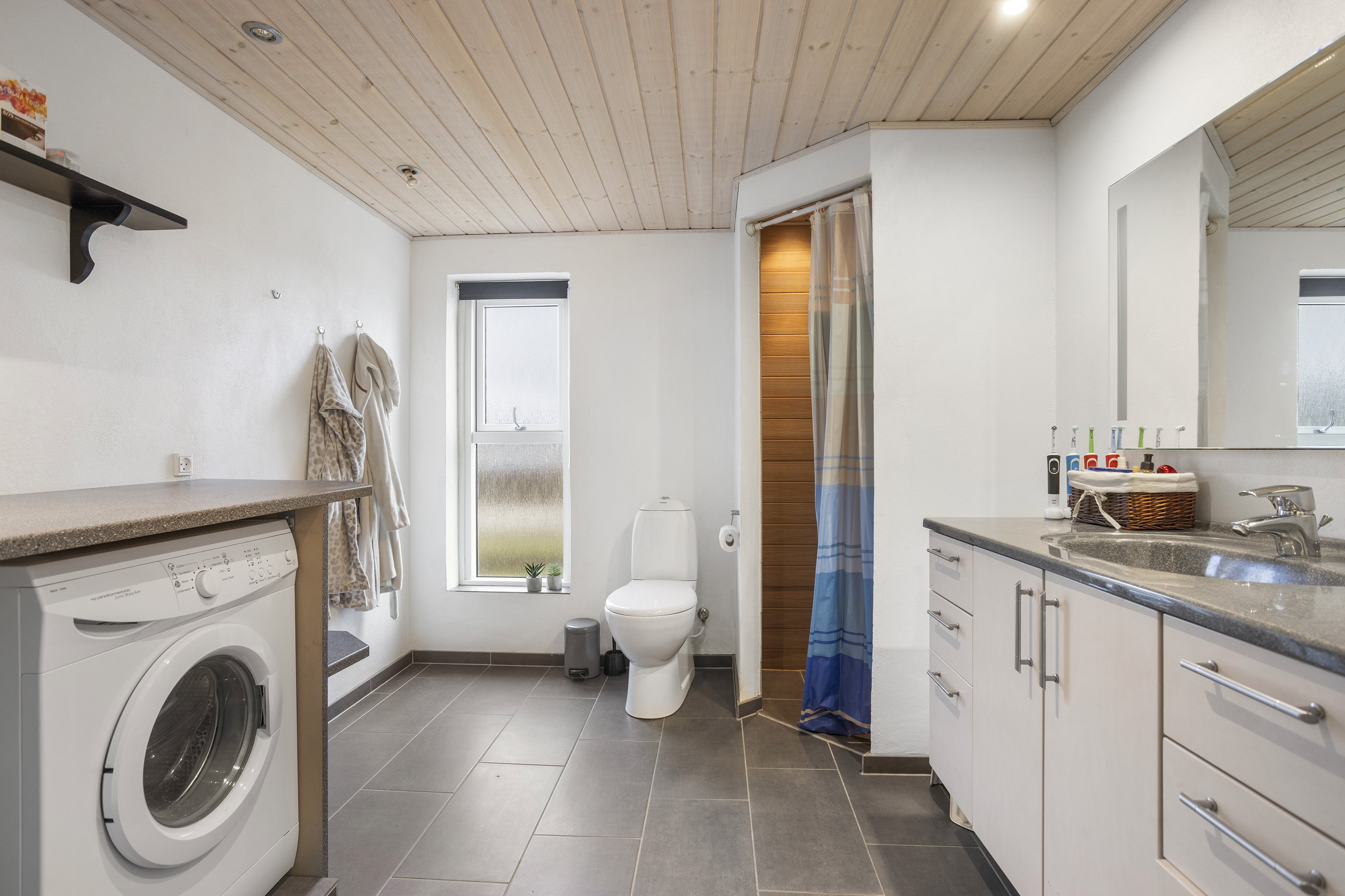 Fremhævet badeværelse billede i fuldskærmstilstand. Billede af Smedegårdsvej 14, Voerså, 9300 Sæby