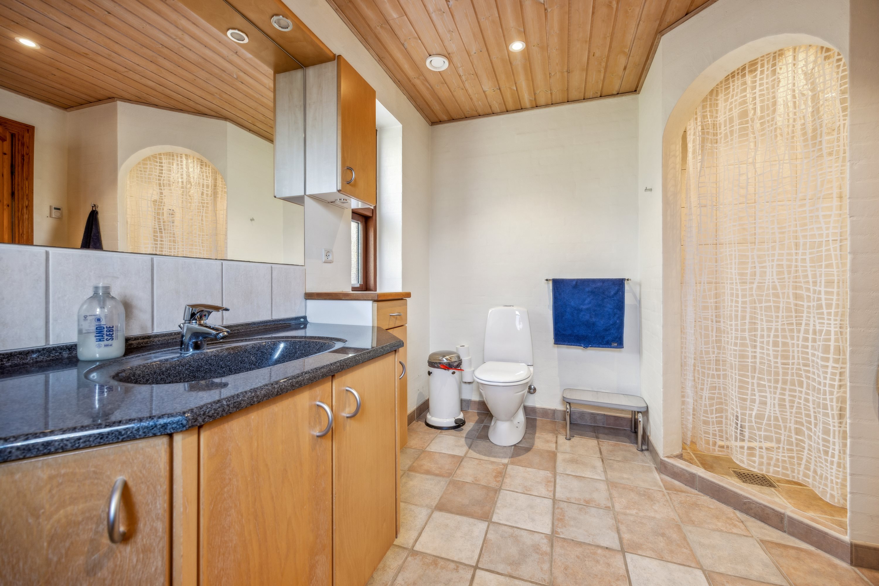 Fremhævet badeværelse billede i fuldskærmstilstand. Billede af Karolinelund 2, 9460 Brovst