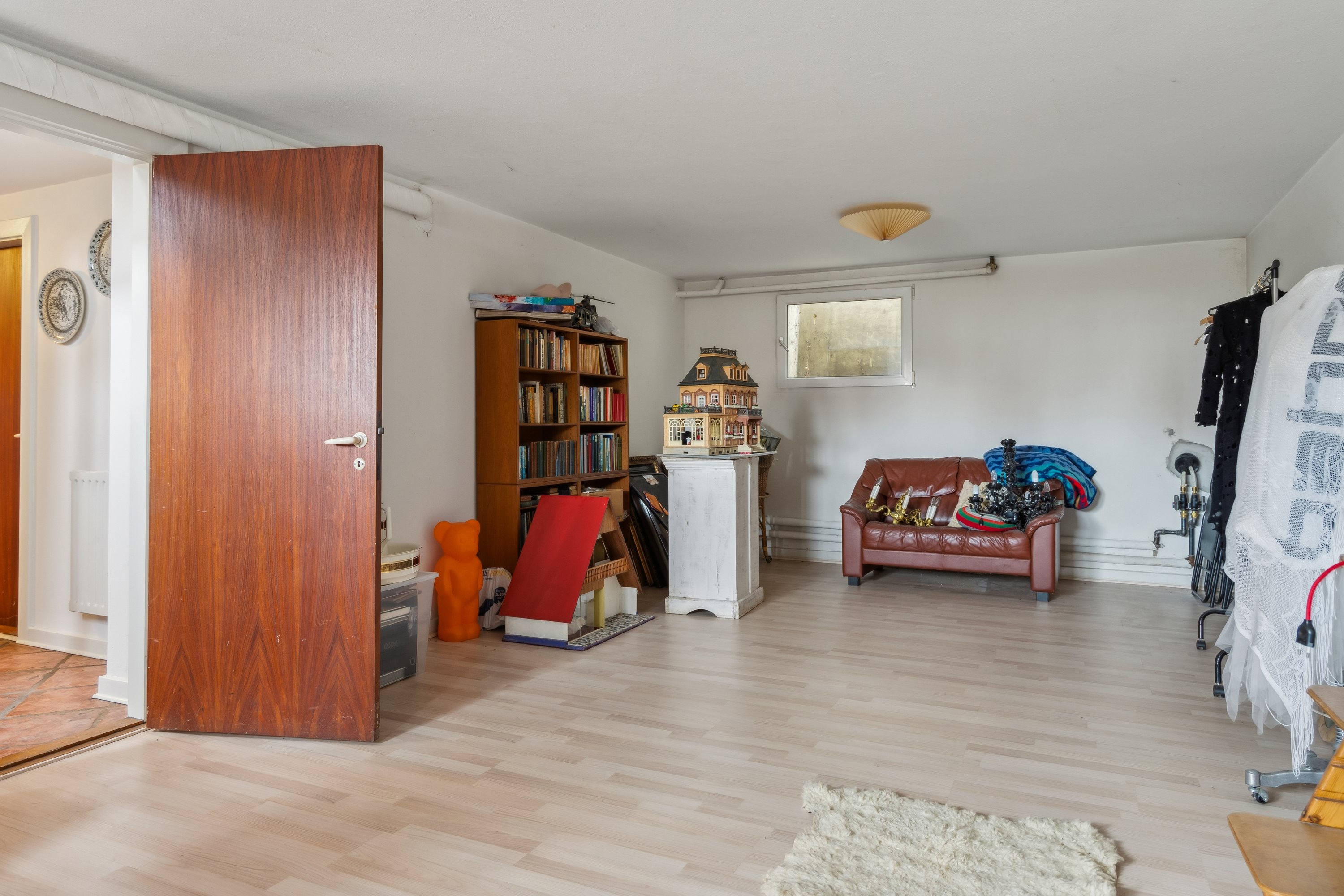 Fremhævet stue billede i fuldskærmstilstand. Billede af Springvandspladsen 4, Als, 9560 Hadsund