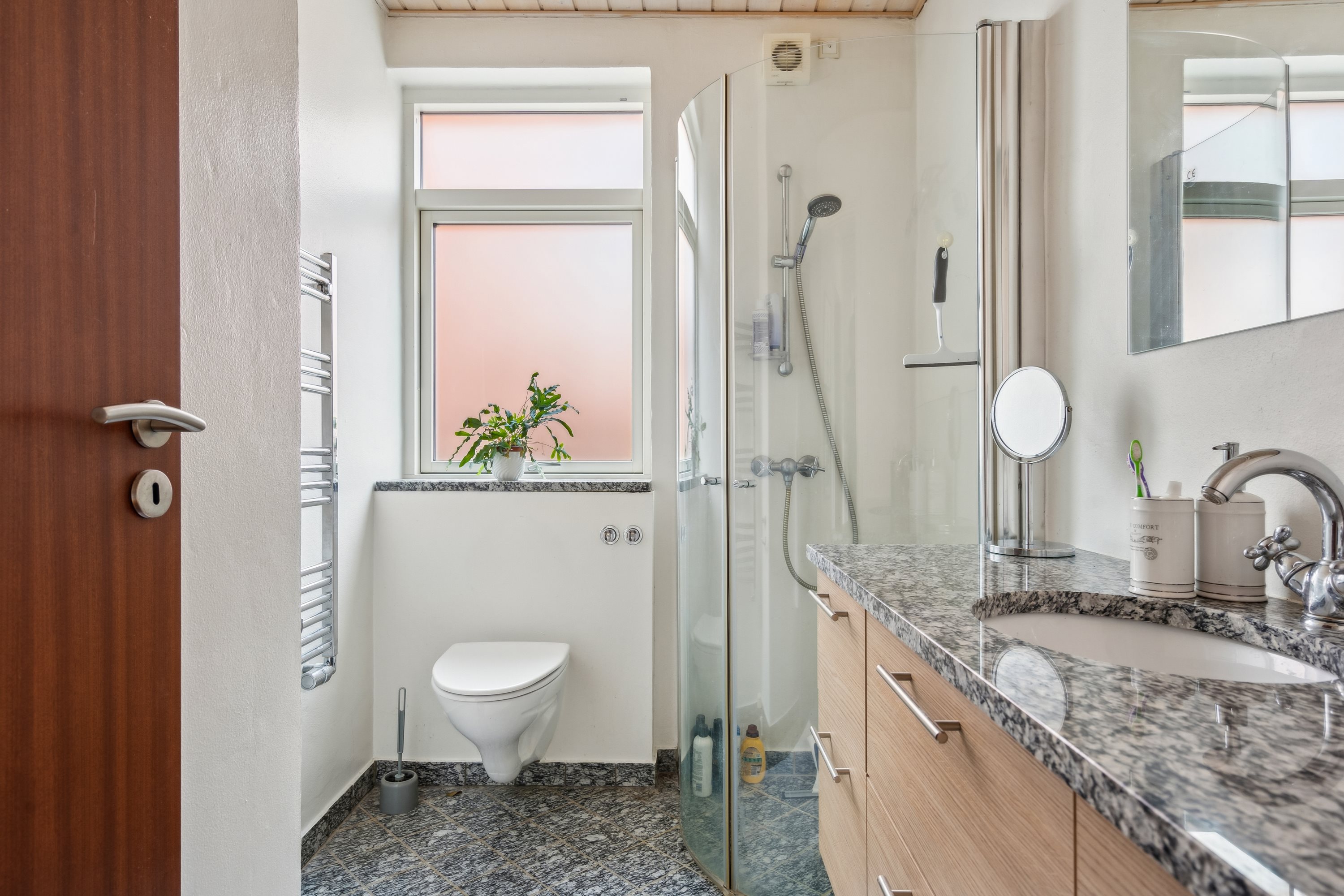 Fremhævet badeværelse billede i fuldskærmstilstand. Billede af Springvandspladsen 4, Als, 9560 Hadsund