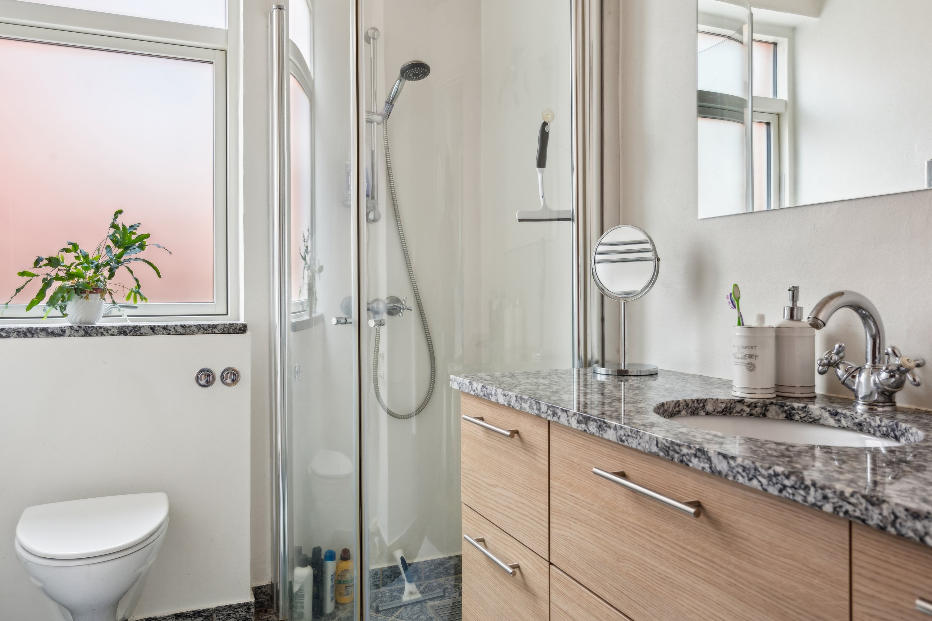 Fremhævet badeværelse billede i fuldskærmstilstand. Billede af Springvandspladsen 4, Als, 9560 Hadsund