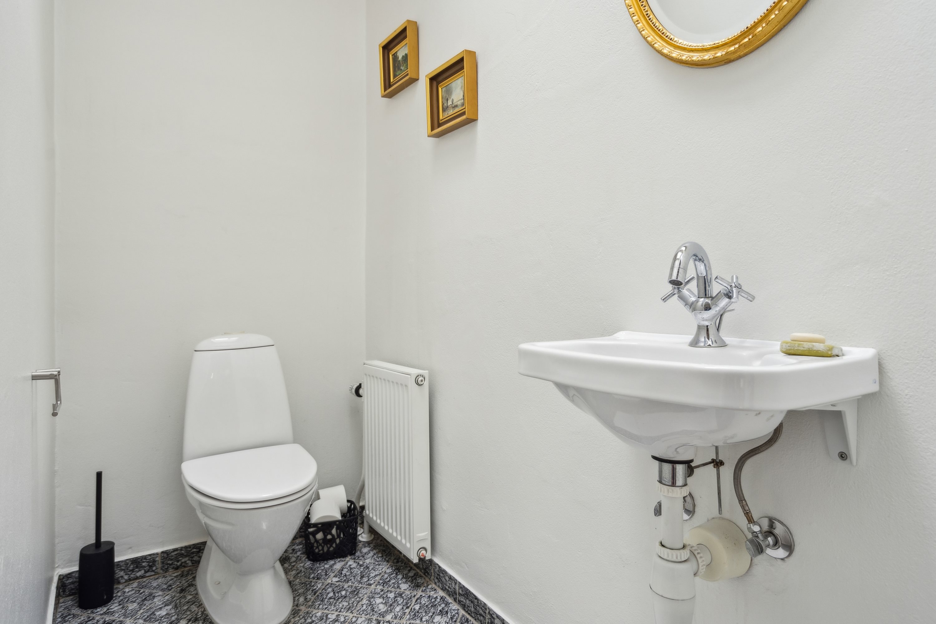 Fremhævet badeværelse billede i fuldskærmstilstand. Billede af Springvandspladsen 4, Als, 9560 Hadsund