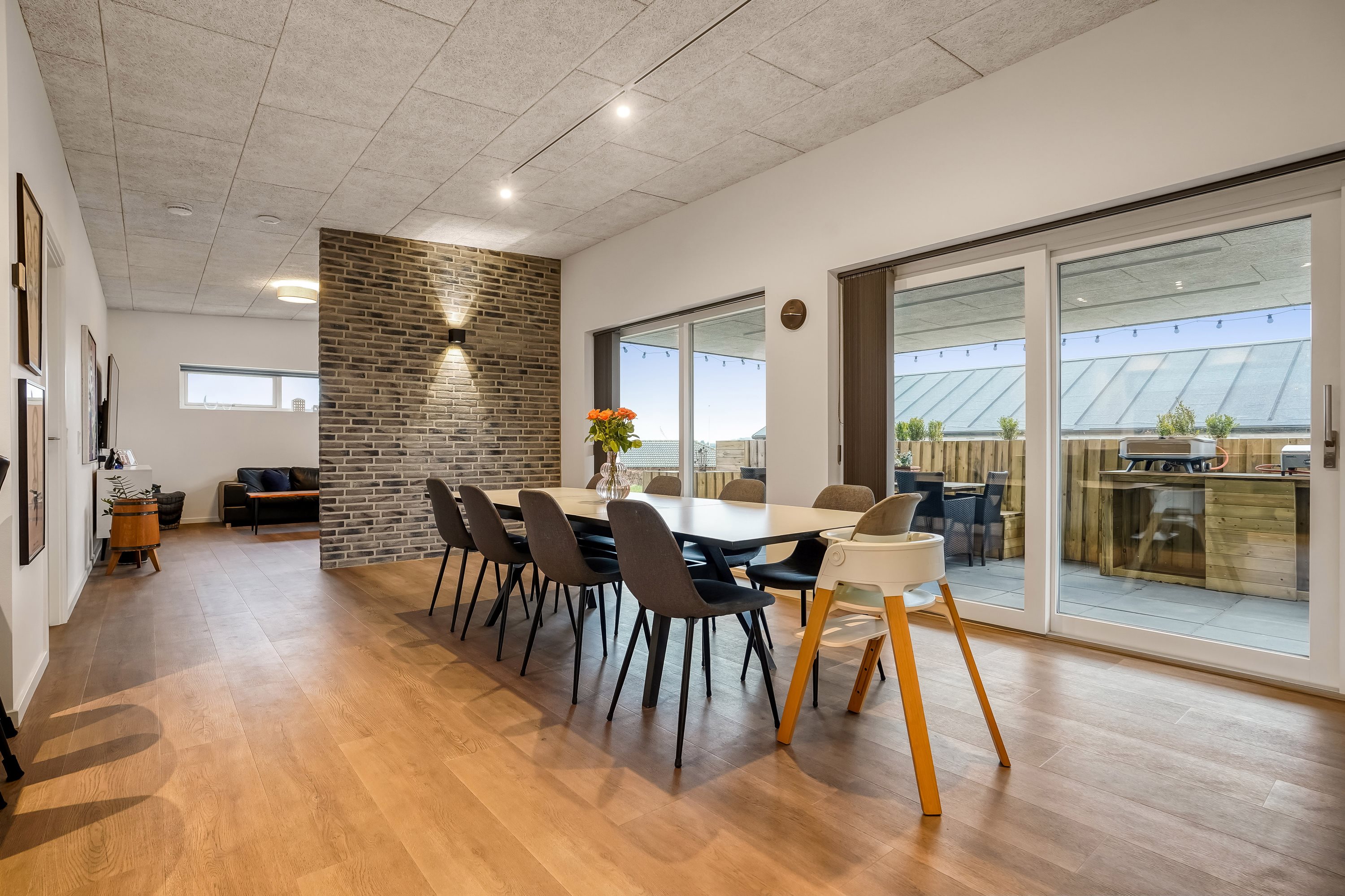 Fremhævet stue billede i fuldskærmstilstand. Billede af Ring Søpark 27, 8740 Brædstrup