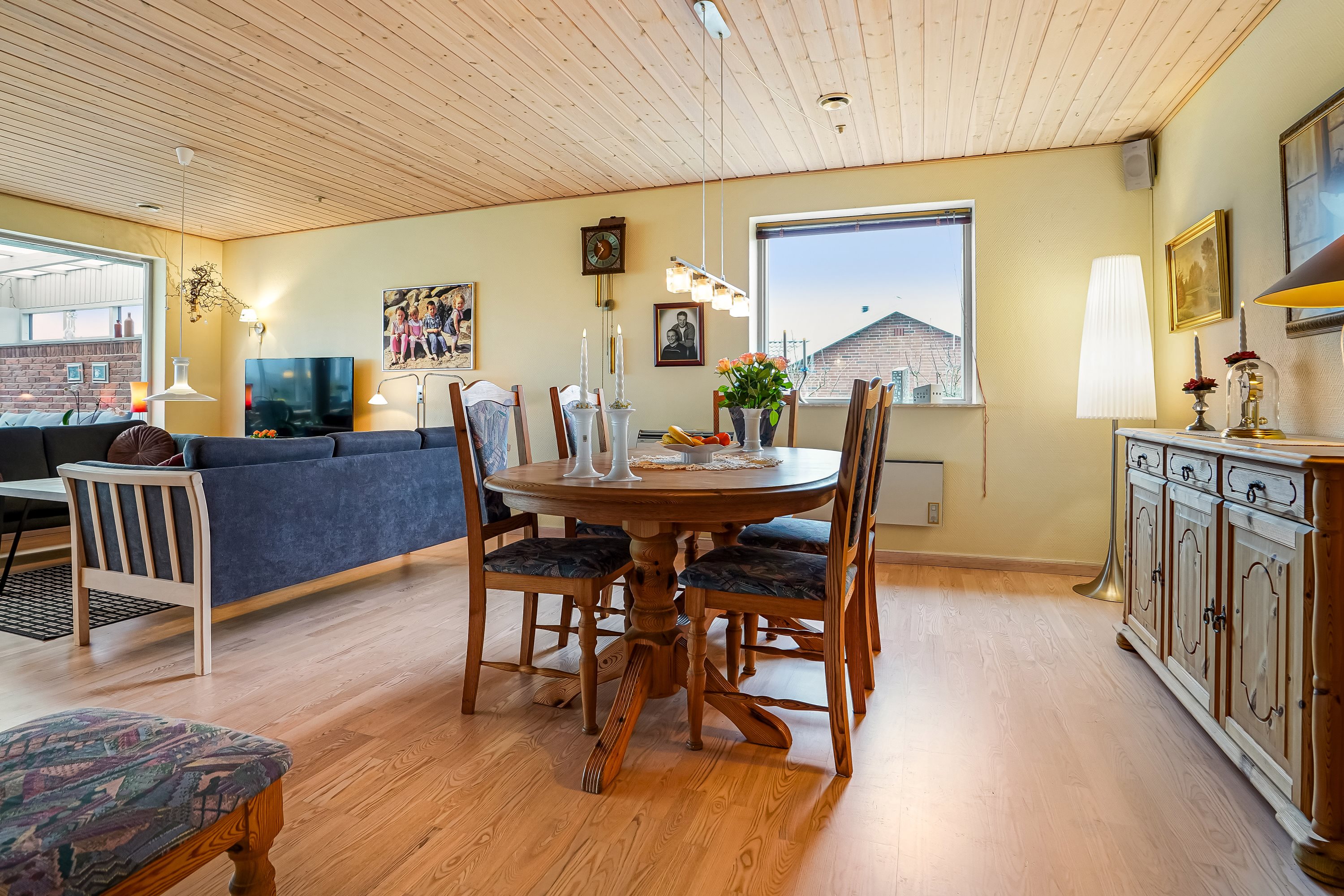 Fremhævet stue billede i fuldskærmstilstand. Billede af Åbrinken 15, Dortheasminde, 7171 Uldum