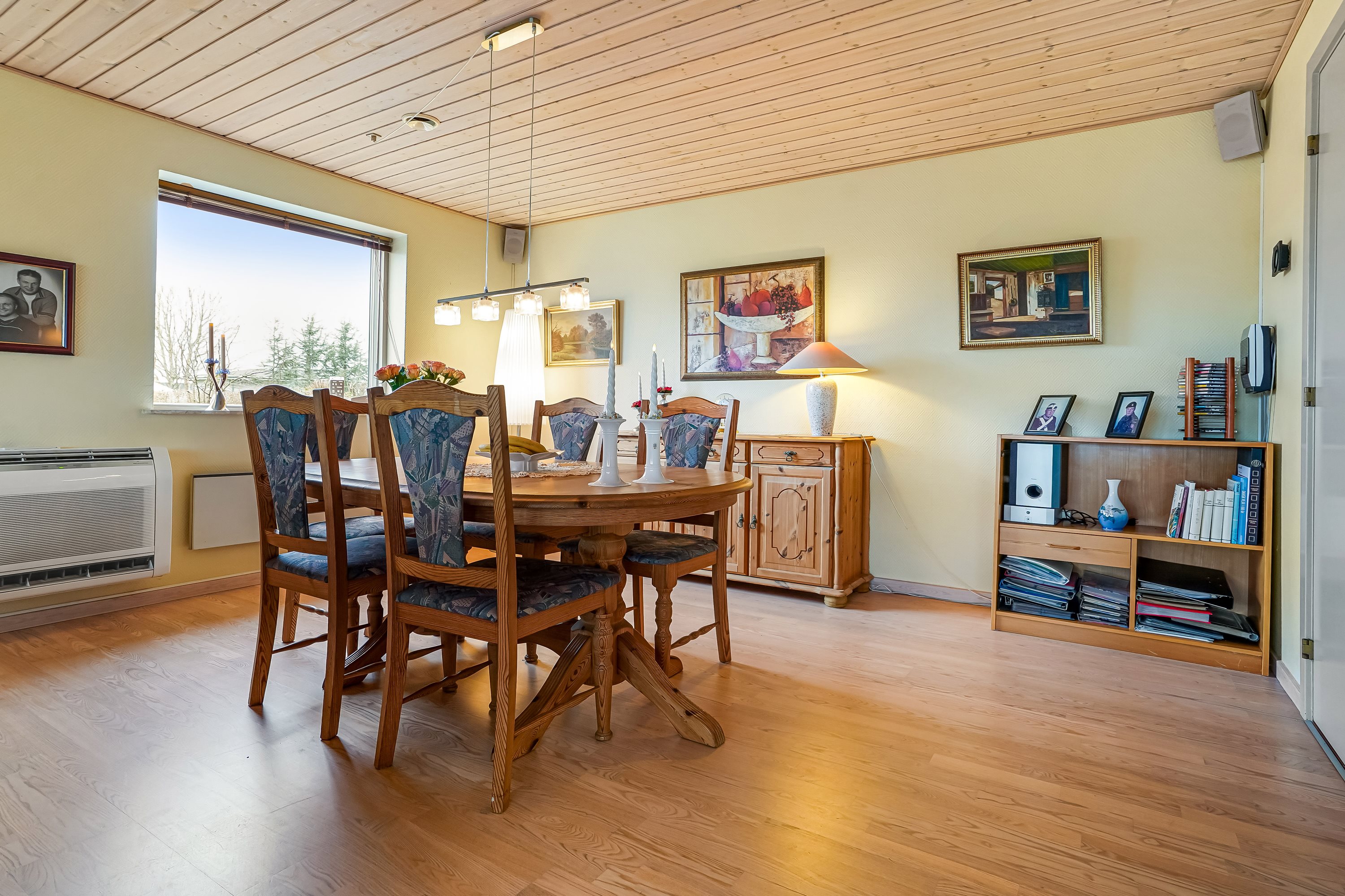 Fremhævet stue billede i fuldskærmstilstand. Billede af Åbrinken 15, Dortheasminde, 7171 Uldum