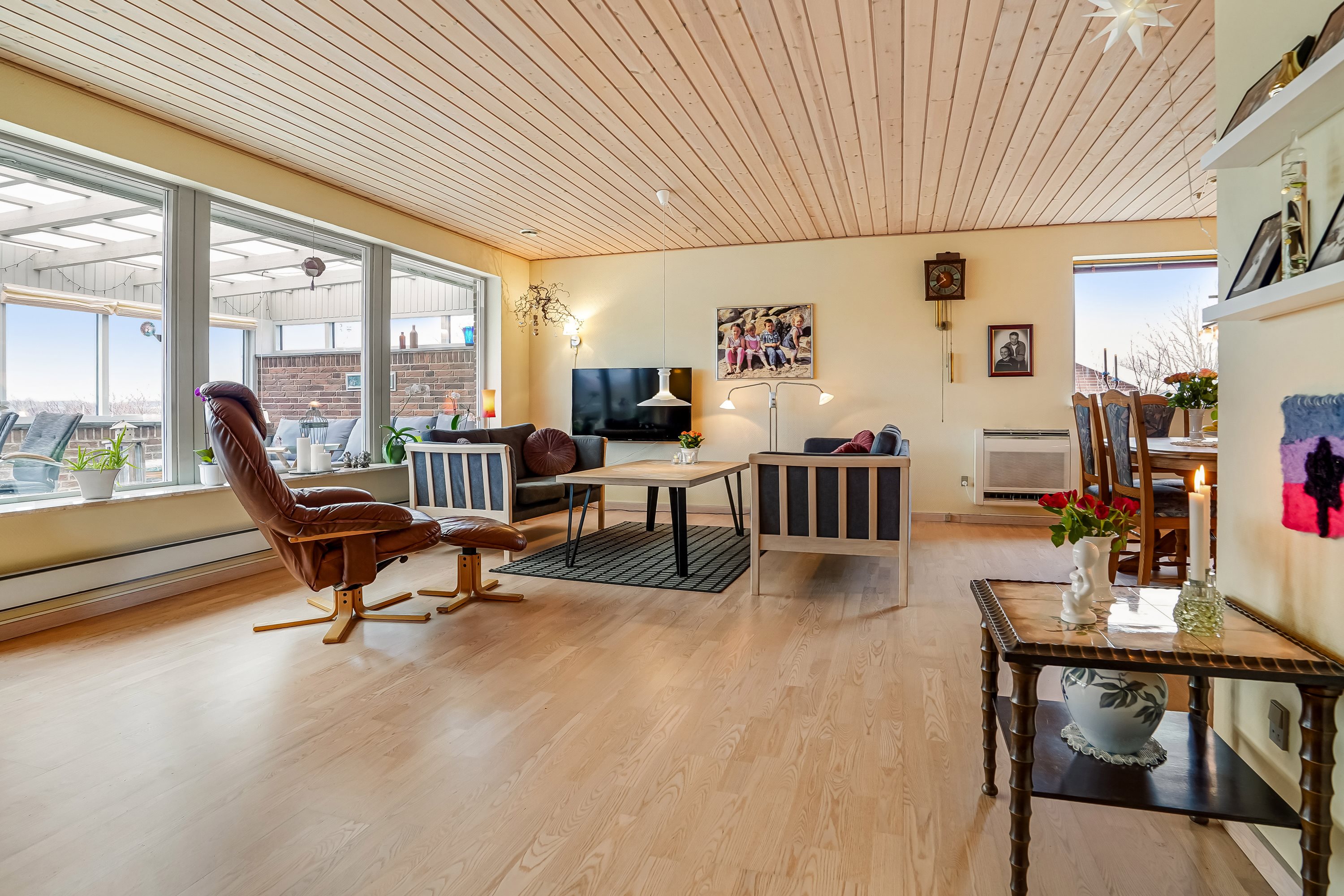 Fremhævet stue billede i fuldskærmstilstand. Billede af Åbrinken 15, Dortheasminde, 7171 Uldum