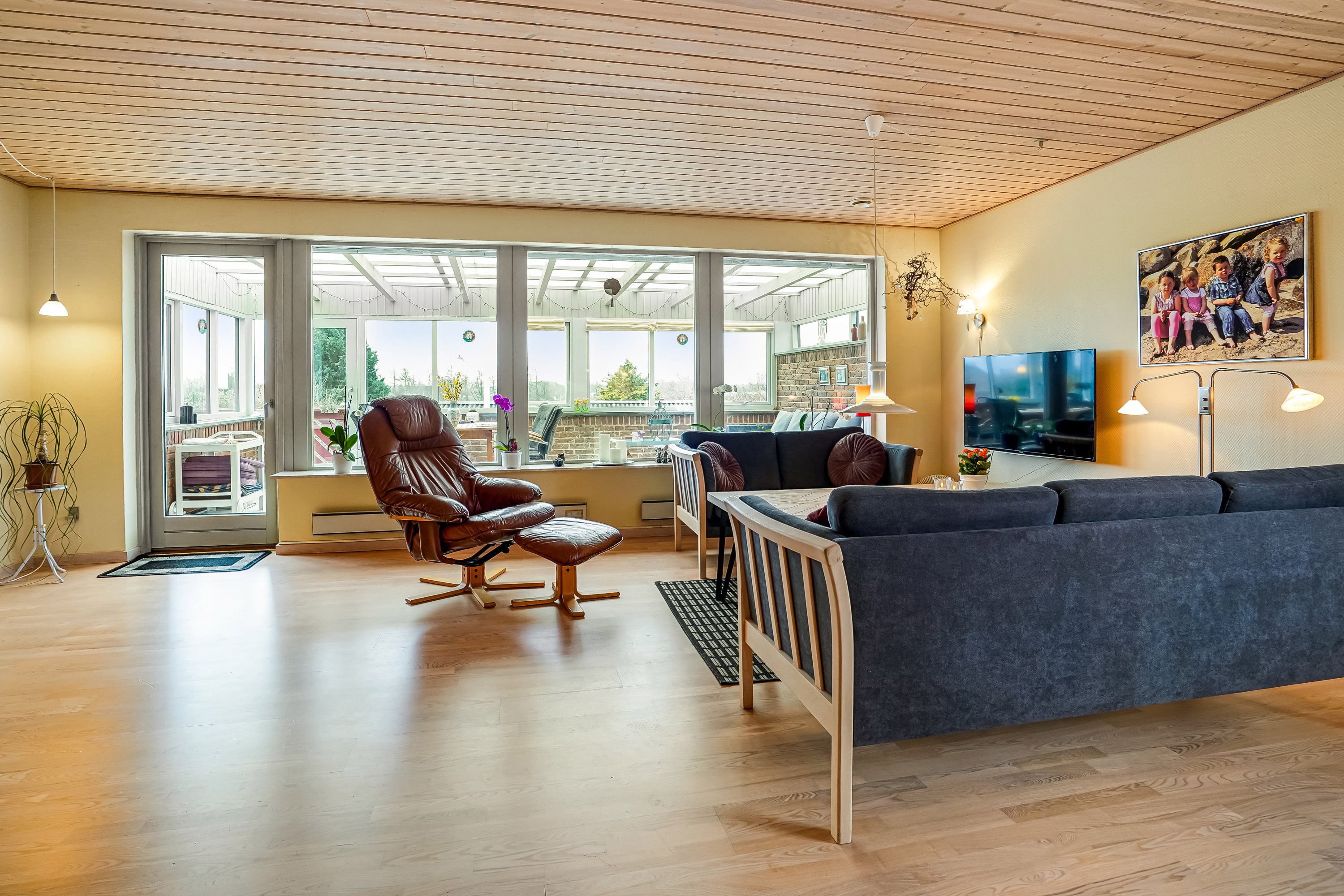 Fremhævet stue billede i fuldskærmstilstand. Billede af Åbrinken 15, Dortheasminde, 7171 Uldum