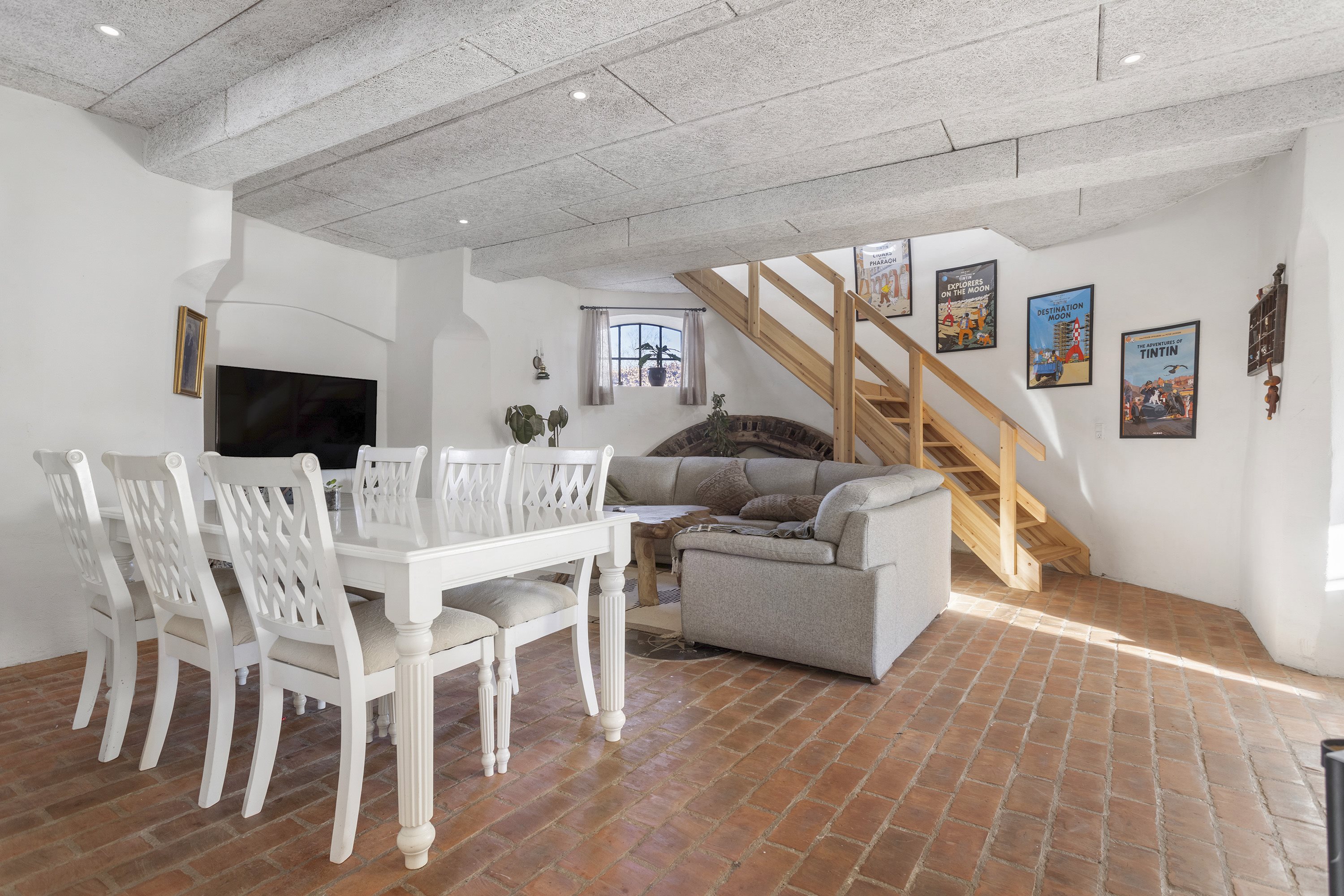 Fremhævet stue billede i fuldskærmstilstand. Billede af Møllebakken 11A, 9870 Sindal