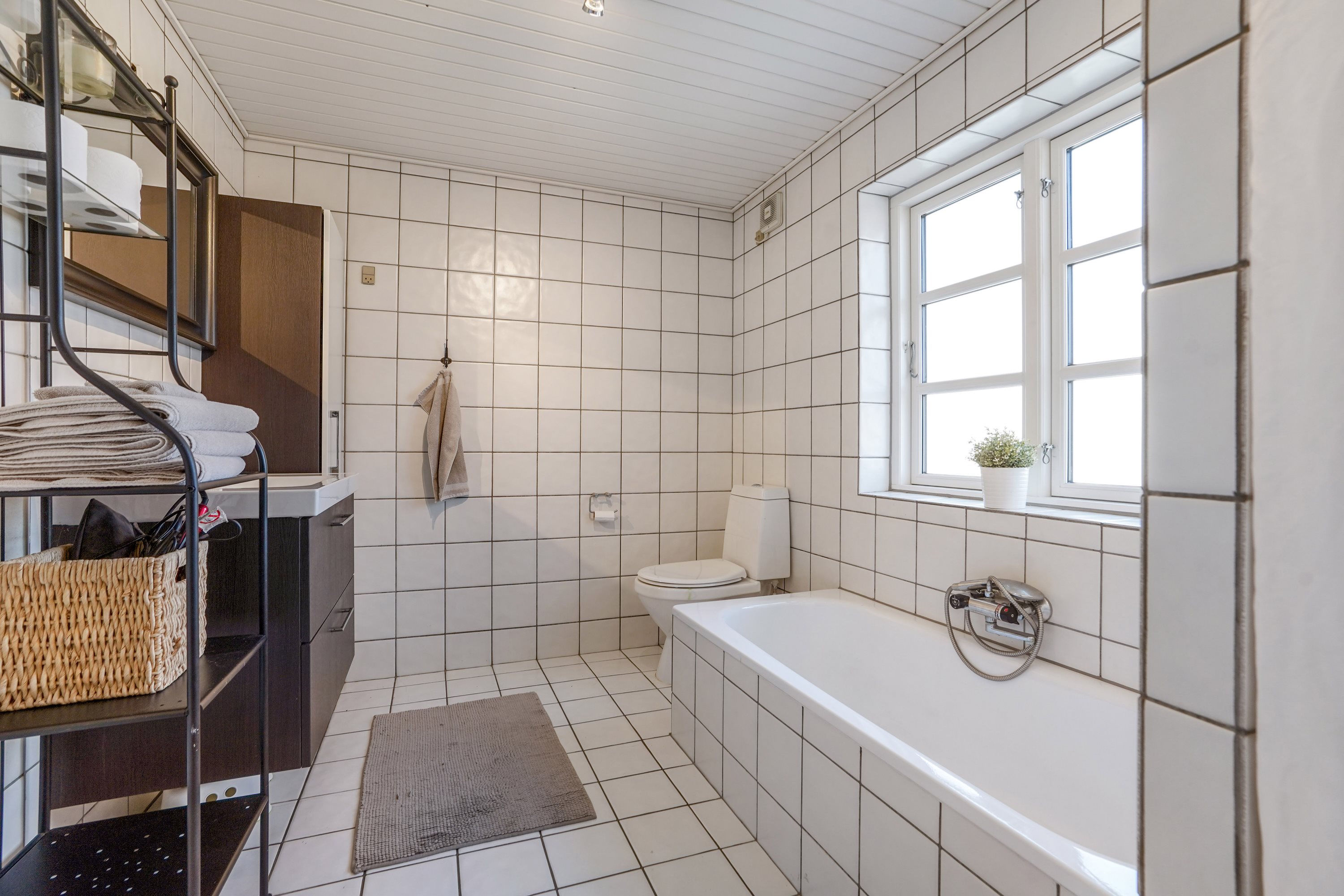 Fremhævet badeværelse billede i fuldskærmstilstand. Billede af Nybølvej 16, Vejlby, 5500 Middelfart